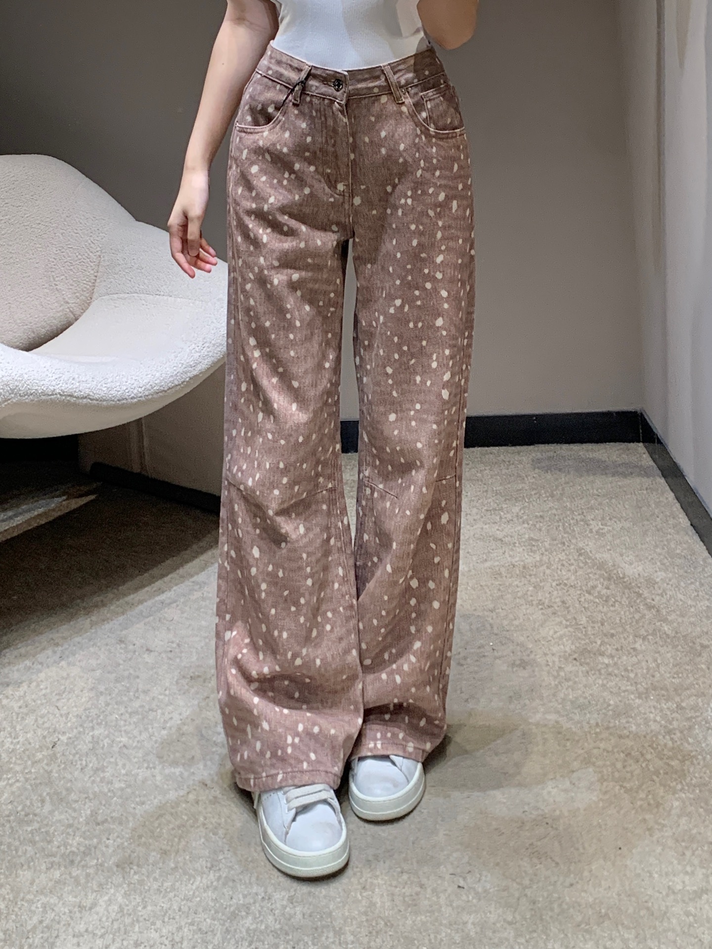 NO:317987,Batch Miumi* 25Ss early spring new style Sika deer pattern straight wide-leg denim trousers | Exclusive yb development!  High-end production!  High-end denim cotton fabric Soft denim fabric is comfortable texture, soft upper body, delicate patterns, Sika deer pattern printing design, unique visual effect to create a cool and spicy style, showing a unique and fashionable young posture, making the overall outfit more of its own style, S/M/L on sale in stock,,miumiu,alexander wang19860909批 Miumi* 25Ss早春新款 梅花鹿纹直筒阔腿牛仔长裤丨独家yb开发！高版出品！采用高端牛仔棉面料 软的牛仔面料质地舒适 上身柔软 纹路细腻 梅花鹿纹印花设计 具有独特视觉效果塑造日常酷辣风格 展现个性时髦的年轻姿态 让整体穿搭更有属于自己的风格 现货发售S/M/L,,miumiu,alexander wang,Women's clothing