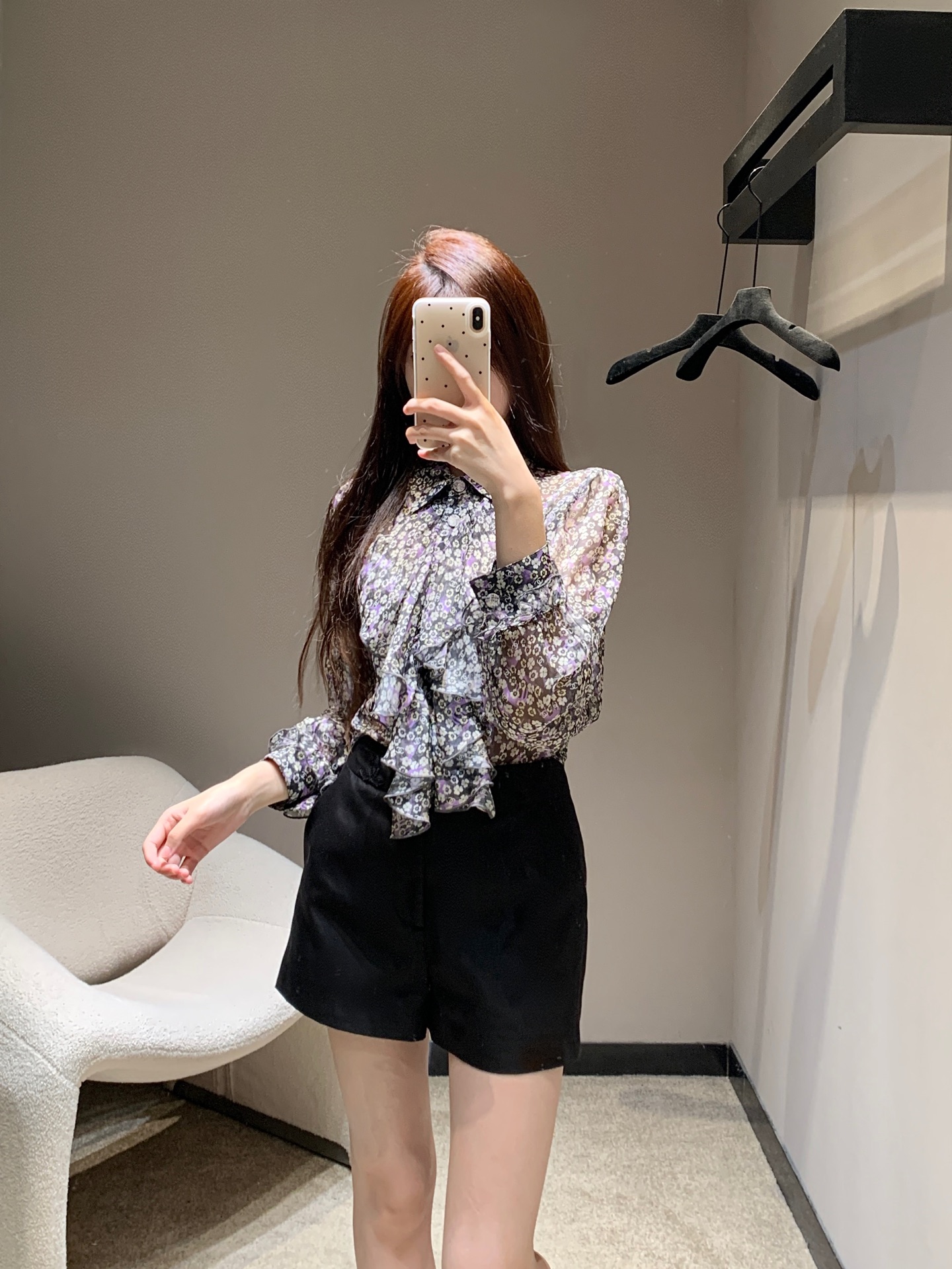 NO:317995,Category Chan* 25Ss Spring and Summer New Style Small Floral Lapel Ruffle Decorative Long Sleeve Silk Shirt 丨Exclusive yb development!  High-end production!  Custom silk fabric Lapel lotus leaf lace plaid design with gentle and intellectual temperament Customized small fragrance logo buckle embellishment Overall gentle feeling Up Long sleeves and small loose fit just right to modify the figure Small floral pattern is fresh and elegant Tender and casual temperament is easy to grasp S/M/L on sale in stock, chanel,shirts, real silk, alexander wang19860909批 Chan* 25Ss春夏新款 小碎花翻领荷叶边装饰长袖真丝衬衫 丨独家yb开发！高版出品！订制真丝面料 翻领荷叶花边门襟设计自带温柔知性气质 定制小香风logo扣饰点缀 整体温柔感up 长袖小宽松的版型恰到好处修饰身材 小碎花图案清新又优雅 温柔随性的气质轻松拿捏 现货发售S/M/L,,chanel,shirts,real silk,alexander wang,Women's clothing