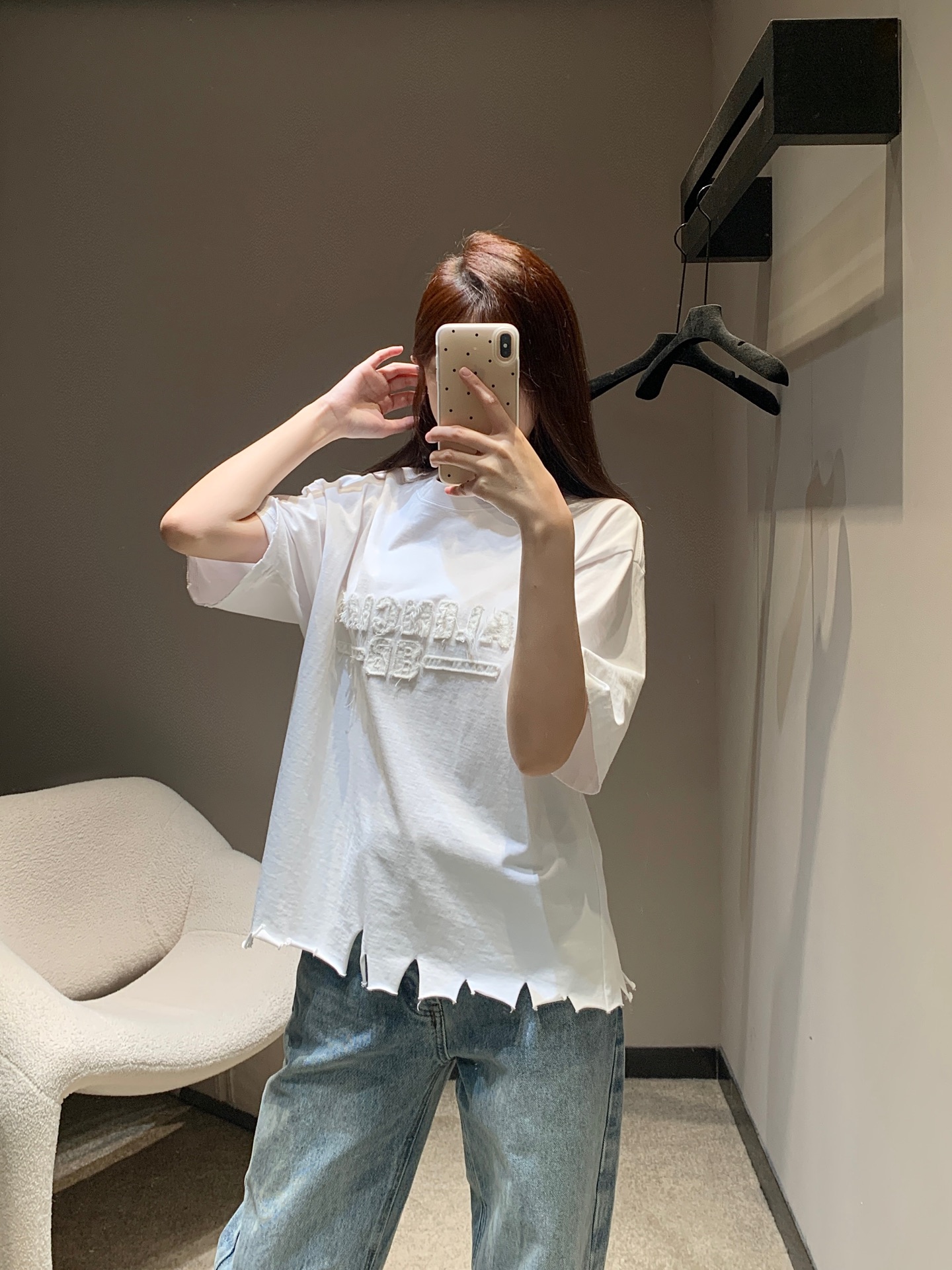 NO:317991,Batch Balenciag* 25Ss Spring and Summer New Style Washing and Breaked Hand-cut Tassel Letter Round Neck Short Sleeve T-shirt | Exclusive High-end Production!  Loose T-shirt cut highlights the brand style Made of gram-weight pure cotton, slightly elastic, presents a slim visual effect, old three-dimensional letter logo on the chest, multiple worn hair and aging treatment echoes the cut teeth and edges, highlights the personality charm, highlights the brand's fashion sense, full of creativity, full of brand personality design, single wear and inner wear is brilliant and fashionable, on-site S/M/L,,balenciaga, T-shirt,tees, t-shirt,alexander wang19860909批 Balenciag* 25Ss春夏新款 洗水破洞手剪流苏字母圆领短袖T恤丨独家高版出品！宽松T恤裁剪 凸显品牌格调 采用克重纯棉制成 略带有弹力 呈现显瘦视觉效果 胸前做旧立体字母徽标 多重磨毛做旧处理与裁剪齿边衣摆呼应 彰显个性魅力 凸显品牌时尚感 充满创意 品牌个性设计感拉满 单穿内搭都出彩时髦 现货发售S/M/L,,balenciaga,T-shirt,tees，t-shirt,alexander wang,Women's clothing