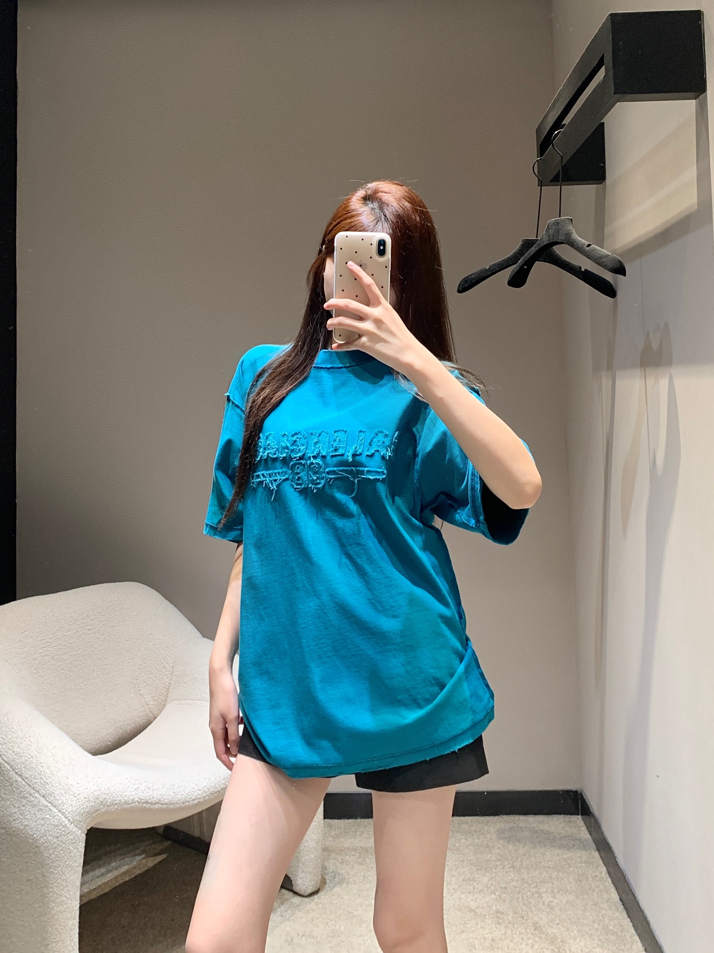 NO:317990,Batch Balenciag* 25Ss Spring and Summer New Style Heavy Industry Fried Colors and Old Letters T-shirt | Exclusive yb development!  High-end production!  The appearance of B's ​​single product is of course unquestionable. The upper body is super durable, soft and comfortable, delicate and soft, fashionable, relaxed and stylish, and full of atmosphere. It is soft and close to the body and not tight. The whole body is printed, loose style and the same style for men and women, and it is not picky about the figure. S/M/L is available in stock, ,balenciaga,tees, t-shirt, alexander wang19860909批 Balenciag* 25Ss春夏新款 重工炒色做旧字母T恤丨独家yb开发！高版出品！B的单品颜值当然是毋庸置疑的出色.上身耐看度超级之强,柔软舒适,触感细腻柔糯,时髦、轻松有格调氛围感一下子拉满~柔软贴身不紧绷,整身印花设计,宽松版型男女同款,不挑身材 现货发售S/M/L,,balenciaga,tees，t-shirt,alexander wang,Women's clothing