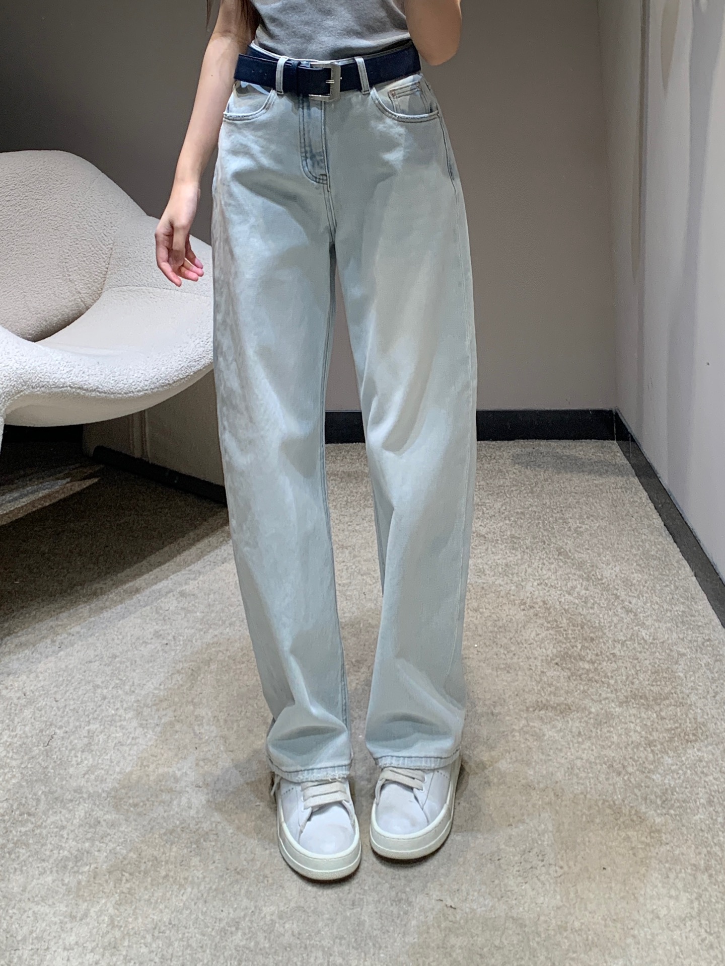 NO:317994,Batch Miumi* 25Ss early spring new style, rear pocket embossed lace jean trousers (with belt)丨Exclusive high-end production!  XunXunMi has found another straight jeans with a good and versatile style!  The style and tailoring are both first-class. The upper body instantly becomes longer and longer, making the legs look longer and thin. It is highly recommended. The comfortable body feel is fine and soft, and it is very comfortable to touch, with high texture and full of comfort!  S/M/L, miumiu, jeans, alexander wang19860909批 Miumi* 25Ss早春新款 后袋口袋压花蕾丝牛仔长裤（配腰带）丨独家高版出品！寻寻觅觅又挖到一款版型好又百搭的直筒牛仔裤了！版型剪裁与料面都堪称一流,上身秒变大长腿,显长又显腿瘦,强烈推荐.舒适的体感细密柔软,摸起来很舒服,高质感 满满的舒适感！现货发售S/M/L,,miumiu,jeans,alexander wang,Women's clothing