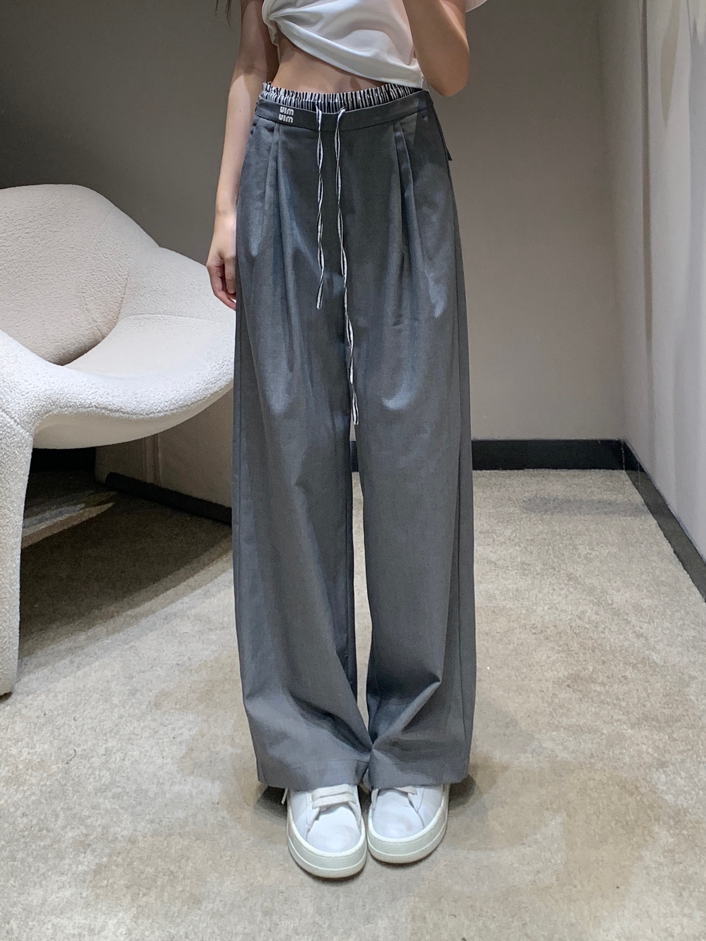 NO:320029,Miumi* 25Ss spring and summer new style, micro-label logo contrasting waist drawstring casual trousers | Exclusive high-end production!  Fake two-piece spliced ​​waist design, full of personality and fashionable style, loose straight pants, just right length, stretch leg lines, create neat and long legs!  It looks very slim, A and cool, everyday match with various tops can easily show a fashionable and powerful look without any leg-striking shape. You can wear all your figures!  Whoever wears it has thin straight and long legs!  It's really easy to wear and it's very popular!  Big recommendation!  Sisters all rushed for me!  S/M/L, miumiu, alexander wang19860909批 Miumi* 25Ss春夏新款 微标logo撞色腰头抽绳休闲长裤丨独家高版出品！假两件拼接腰头设计 个性十足时髦出街不撞款 宽松直筒裤型 恰好的裤长 拉伸腿部线条 营造利落大长腿！巨显瘦 又A又飒日常搭配各种上衣都能轻松穿出时尚达人感不挑腿型 什么身材通通可以穿！谁穿谁是细直大长腿！ 真的好穿到不行 而且出镜率很高！重磅推荐！姐妹们都给我冲！现货发售S/M/L,,miumiu,alexander wang,Women's clothing