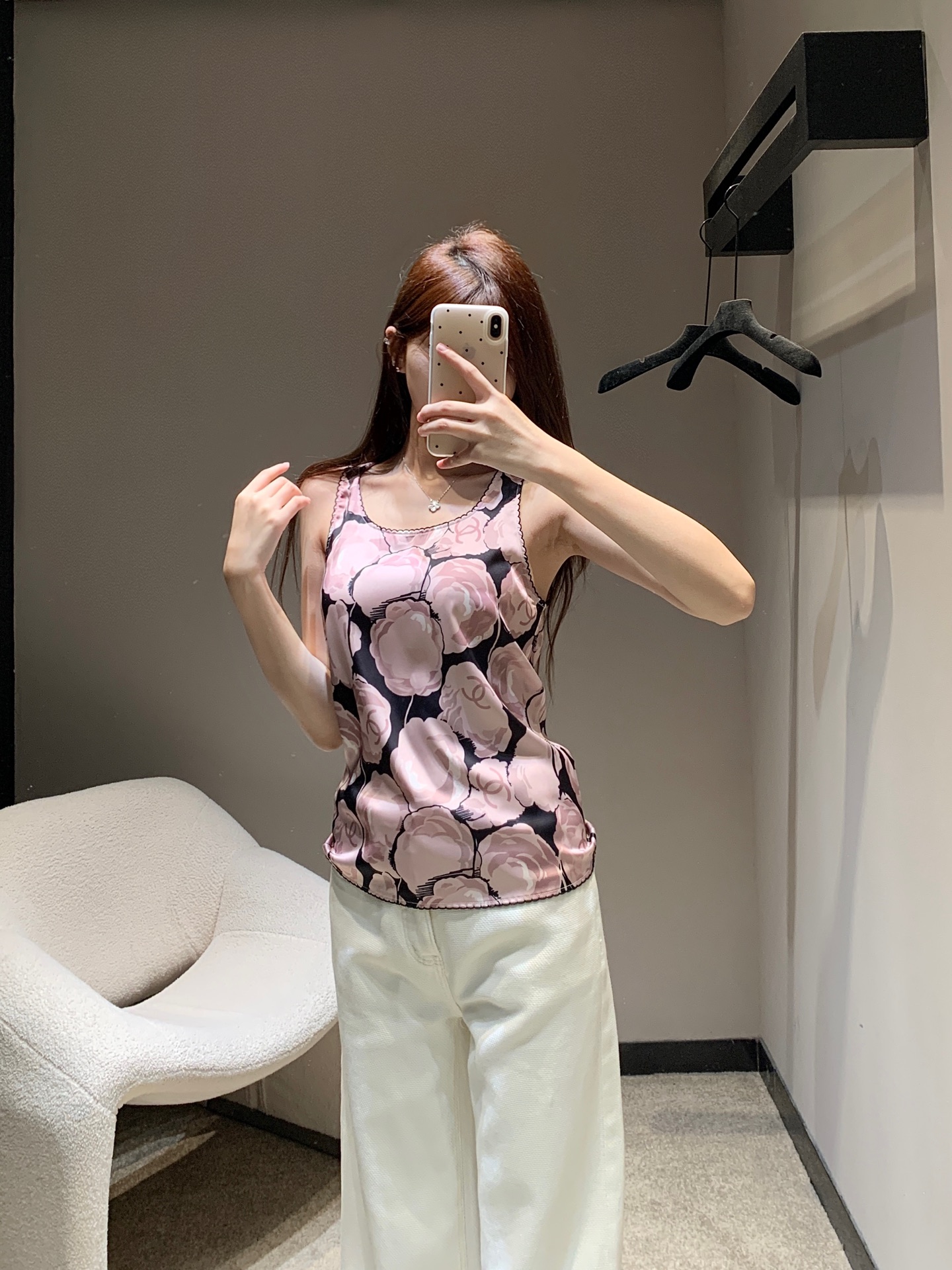 NO:320027,Crack Chane* 25Ss Spring and Summer New Style Medium-old Series Black Powder Camellia Printed Vest丨Exclusive High-edition Production!  This vest is simply a magical tool for concave shape!  A must-have item for summer vacation!  The upper body is the INS blogger-style slim style, and the upper body perfectly shows the beautiful curves!  Small-style daily style, whether paired with short skirts or work jeans, you can easily wear it to create a good body proportions, custom fabrics that are comfortable and breathable!  Sisters, hurry up and take it!  S/M/L, Chanel, skirts, shorts, jeans, alexander wang19860909批 Chane* 25Ss春夏新款 中古系列黑粉山茶花印花背心丨独家高版出品！这款背心简直就是凹造型神器！夏日度假必备的单品！随意上身都是INS博主风修身的版型上身完美展现优美的曲线！小版型日常无论搭配短裤短裙 或者工装牛仔裤轻松穿出好的身材比例定制面料舒适又透气！姐妹们 赶紧拿下！现货发售S/M/L,,chanel,skirts,shorts,jeans,alexander wang,Women's clothing