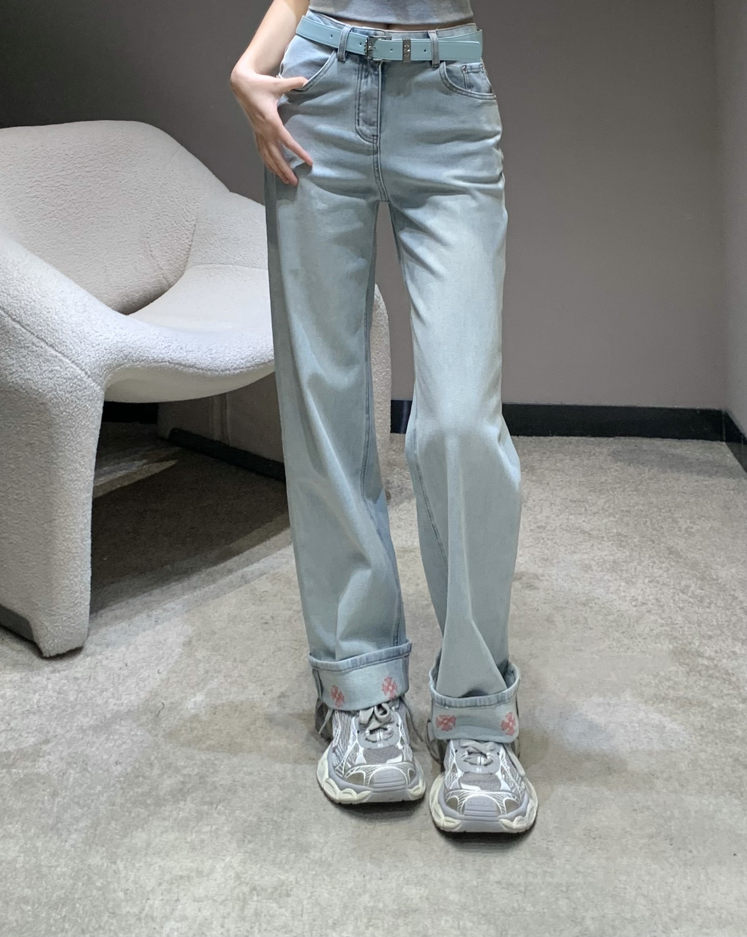 NO:318971,Batch Chrome Hea*ts 25Ss early spring new model, heavy industry washing printed light-colored denim trousers (with belt)丨Exclusive high-end production!  The overall texture of the heavy industry washing cowboy color and horseshoe print is really great. The straight-piece style is just right. The length of the pants stretches the leg lines to create neat and long legs!  The huge slimness is matched with a loose style, which is the top leader who covers the flesh and looks slimming. You can easily wear it with various tops in daily life to create a fashionable and powerful look without picking your legs. You can wear any body shape!  Whoever wears it has thin straight and long legs!  It's really easy to wear and it's very popular!  Big recommendation!  Sisters all rushed for me!  S/M/L, chrome hearts, alexander wang19860909批 Chrome Hea*ts 25Ss早春新款 重工水洗印花浅色系牛仔长裤（配腰带）丨独家高版出品！重工洗水牛仔色搭配马蹄印花整体质感真的绝了宽松的直筒版型 恰好的裤长 拉伸腿部线条 营造利落大长腿！巨显瘦在搭配宽松的版型就是遮肉显瘦的一把手了日常搭配各种上衣都能轻松穿出时尚达人感不挑腿型 什么身材通通可以穿！谁穿谁是细直大长腿！真的好穿到不行 而且出镜率很高！重磅推荐！姐妹们都给我冲！现货发售S/M/L,,chrome hearts,alexander wang,Women's clothing