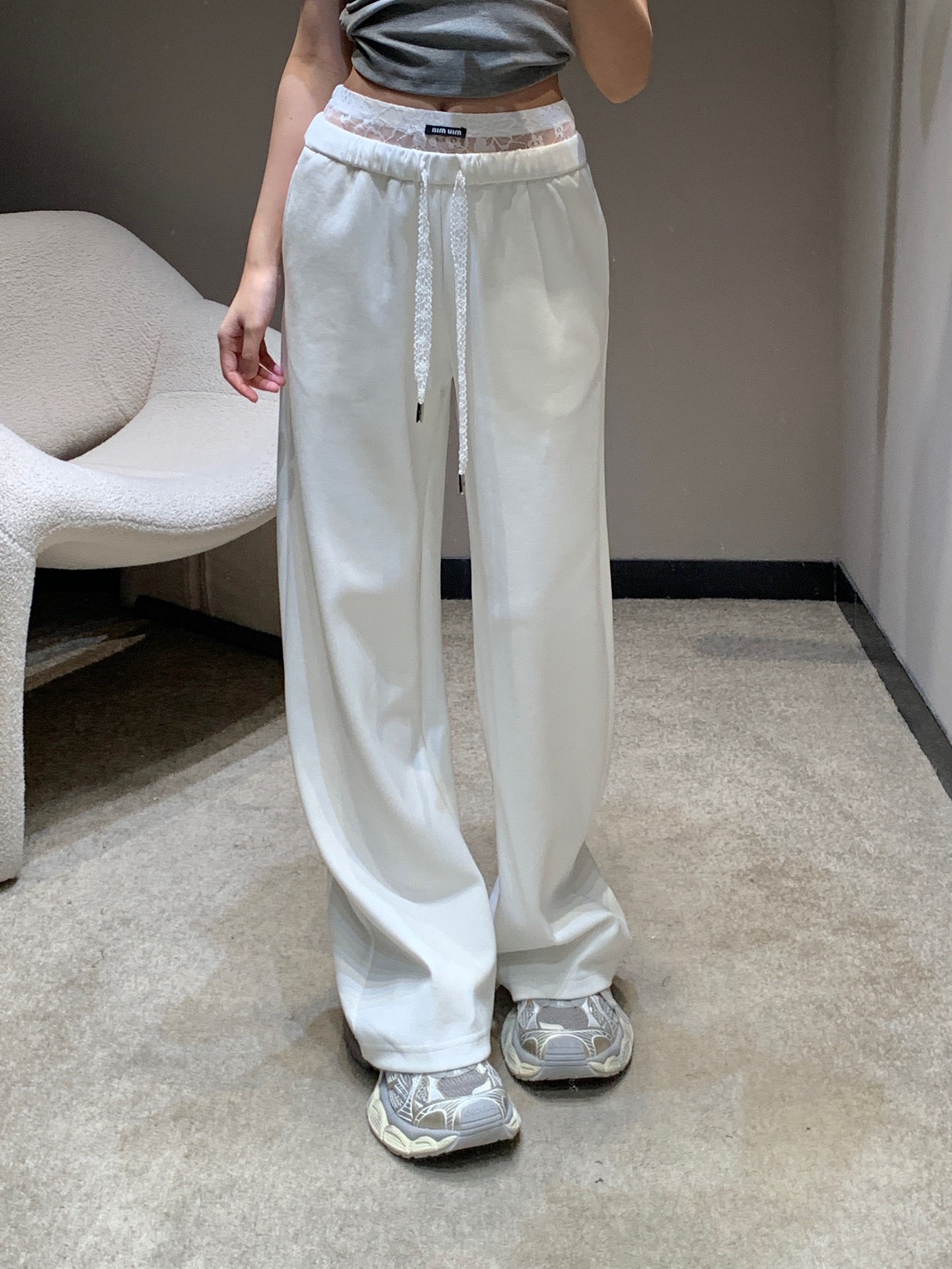 NO:318963,Miumi* 25Ss spring and summer new style drawstring double waist temperament casual pants | Exclusive high-end production!  Regular version, excellent inclusiveness, visual impact of lace splicing waist, a very design-oriented product, customized small labels show a sense of high-end, a versatile item that must be bought in all seasons, a girlish style that reduces age and is elegant and sweet!  S/M/L, miumiu, alexander wang19860909批 Miumi* 25Ss春夏新款 抽绳双腰头气质休闲裤丨独家高版出品！常规版型 包容性极好 蕾丝拼接腰头视觉冲击 极具设计感的爆款单品 订制小贴标尽显高级感 四季必入的百搭单品 减龄少女风气质优雅不失甜美！现货发售S/M/L,,miumiu,alexander wang,Women's clothing