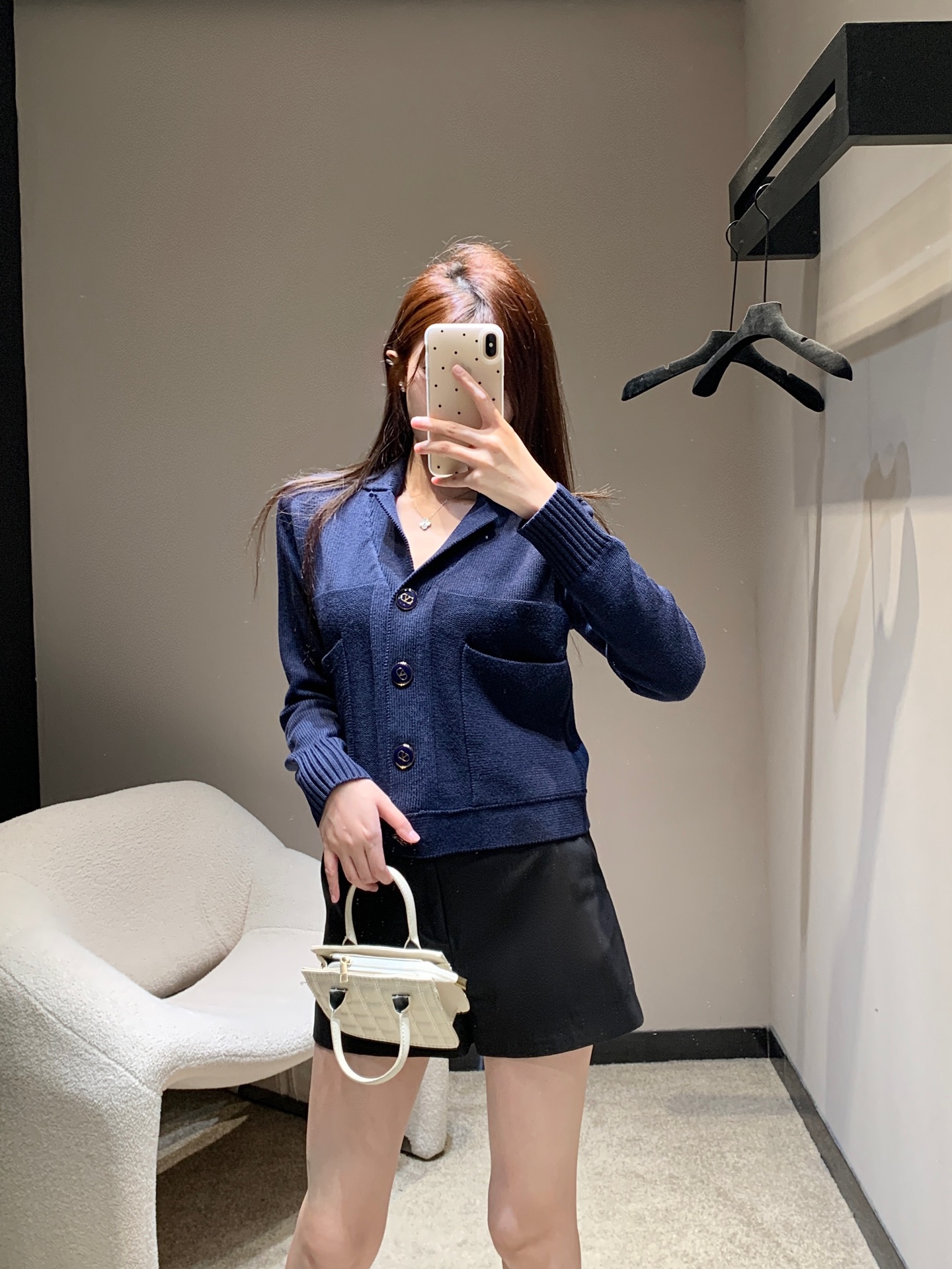 NO:318980,Batch Valentin*25Ss early spring new logo buckle short knitted cardigan | Exclusive high-end production!  V-shaped lapel knit cardigan cut Ingenious collar design makes the item particularly suitable for layering as a jacket. The whole body is woven tight and fine. The regular upper body is slimming. The chest embroidery logo is exquisite and full of quality. The brand's own temperament Academy style is available in stock. S/M/L, valentino, jackets & coats, alexander wang19860909批 Valentin*25Ss早春新款 Logo扣饰短款针织开衫丨独家高版出品！V字翻领针织开衫剪裁 别出心裁的领襟设计 让单品特别适合作为外套叠穿 通体编织紧实细密 常规版型上身修饰身形更显瘦 胸前刺绣徽标精致满分 展现品牌自带的气质学院风格 现货发售S/M/L,,valentino,jackets & coats,alexander wang,Women's clothing