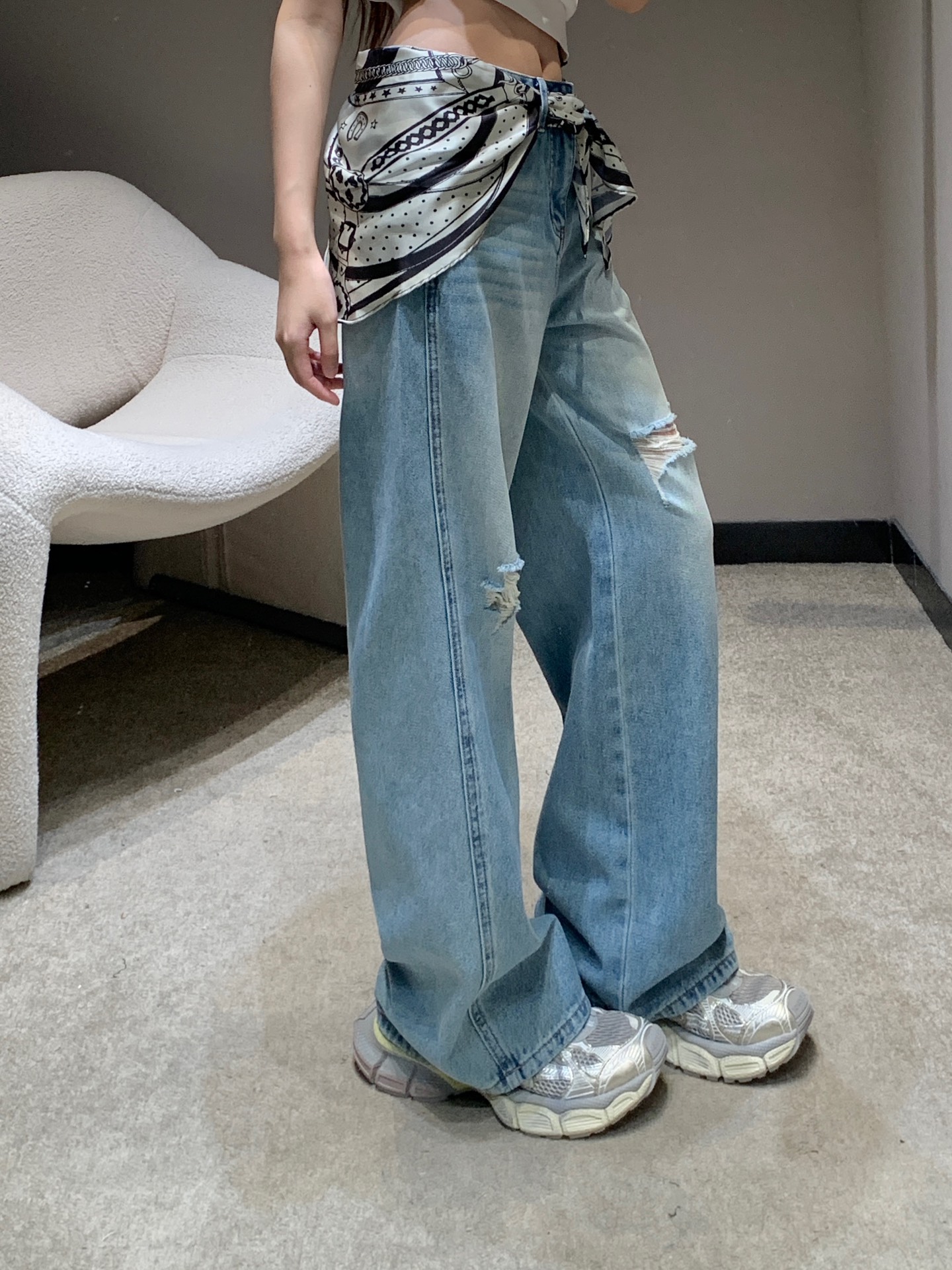Hermes Denim Jeans with Silk Scarf Detail - Ripped, High-Waisted, Wide Leg 4 i1742460554018 9190 0 2