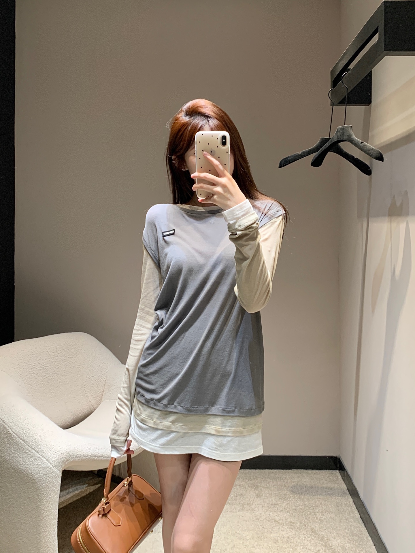 NO:318961,Batch Miumi* 25Ss Spring and Summer New Style Letter Logo Patch Contrast Color Splicing Fake Three-piece Long Sleeve T-shirt | Exclusive yb development!  High-end production!  The fake three-piece design is really eye-catching. It is versatile and not picky about people. It can easily grasp the atmosphere!  The perfect length design, no matter whether tall or small, can control the portable shape, not tight, comfortable, with the effect of adjusting body proportions, fashionable and high-end details online, early spring must-have small items customized fabric, texture is nice on sale in stock, S/M/L,,miumiu,tees, t-shirt,alexander wang19860909批 Miumi* 25Ss春夏新款 字母徽标贴饰撞色拼接假三件长袖T恤丨独家yb开发！高版出品！假三件设计真的非常的吸睛 百搭不挑人轻松拿捏住氛围感！恰到好处的衣长设计无论高个还小个子都能驾驭随身版型遮肉不紧绷,舒适感满分自带调节身材比例的功效时髦高级 细节在线早春必备小单品定制面料 质感就是nice现货发售S/M/L,,miumiu,tees，t-shirt,alexander wang,Women's clothing