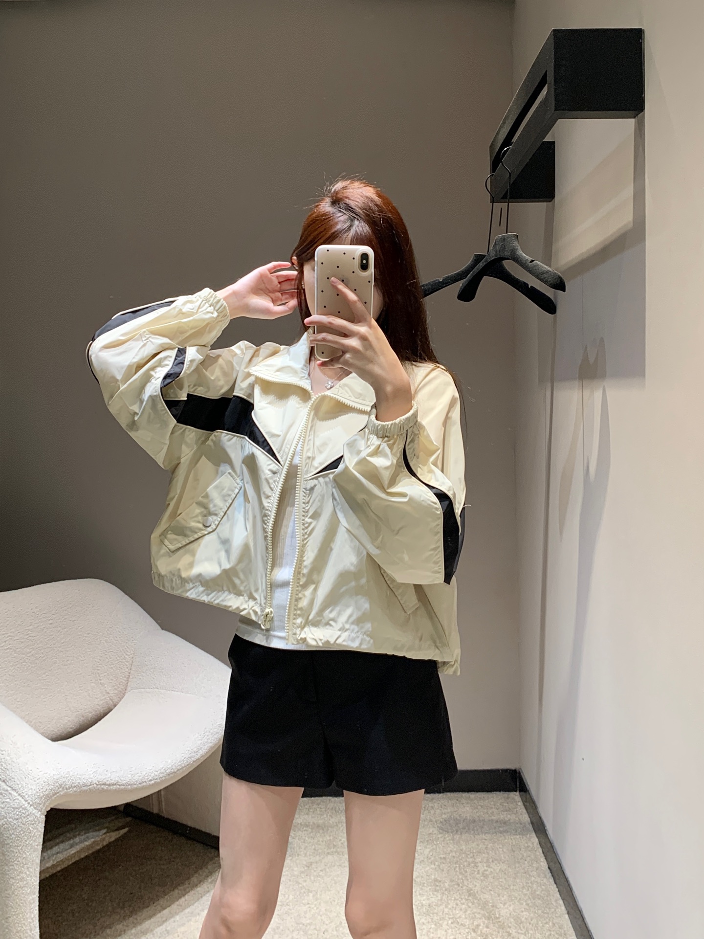 NO:318958,Jil Sande* 25SS early spring new style color-blocked zippered windbreaker jacket | Exclusive yb development!  High-end production!  This is the first windbreaker in the early spring wardrobe!  !  The upper body is really stylish~ The clothes length design that easily grasps the right sense of the atmosphere, whether tall or small, can control the style very fashionable and atmospheric!  Sisters, all of you closed your eyes and rushed forward!  Custom fabrics with excellent texture~ Recommended hot products!  S/M/L, jil sander, jackets & coats, alexander wang19860909批 Jil Sande* 25SS早春新款 拼色拉链款风衣外套丨独家yb开发！高版出品！早春衣柜第一件风衣非这款莫属！！上身真的超有范儿～轻松拿捏住氛围感恰到好处的衣长设计无论高个还小个子都能驾驭版型非常时髦大气！姐妹们都给我闭眼冲呀！定制面料 质感绝佳～爆款推荐！现货发售S/M/L,,jil sander,jackets & coats,alexander wang,Women's clothing