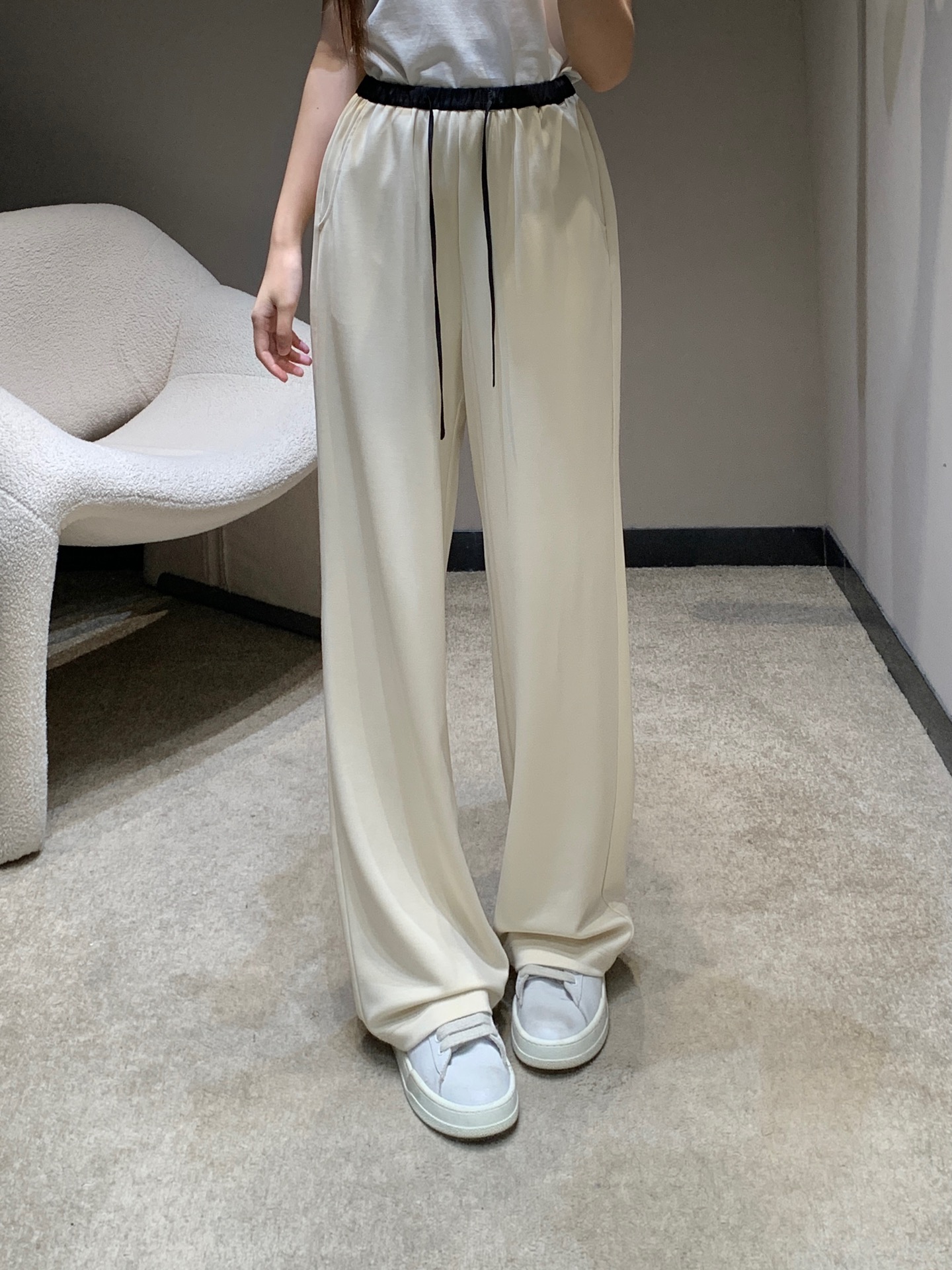 NO:318941,Cellin* 25SS spring and summer new style Arc de Triomphe embroidered casual straight trousers | Exclusive high-end production!  Imported cotton material, soft and delicate, skin-friendly and comfortable, elastic and elastic treatment of waist drawstring, combined with contrasting color splicing design, add layering of styling, hip pocket embroidered with iconic letter embroidered logo pattern, highlight the brand tone, style and easy to show, surface auxiliary material development, high waist wide-leg trousers style cut, instantly full of vitality, casual matching tops are fashionable and fashionable, essential wear items for daily use, S/M/L,,celine,alexander wang19860909批 Celin* 25SS春夏新款 凯旋门刺绣休闲直筒长裤丨独家高版出品！进口人棉材质 柔软细腻 亲肤舒适 腰间抽绳弹力松紧处理 配合撞色拼接设计 增添造型层次感 臀口袋点缀标志性字母刺绣徽标图案 彰显品牌调性 格调轻松显现 面辅料开发 高腰阔腿长裤版型剪裁 让穿搭的活力气息瞬间拉满 随意搭配上衣均时尚洋气 日常必不可少的穿搭单品 现货发售S/M/L,,celine,alexander wang,Women's clothing