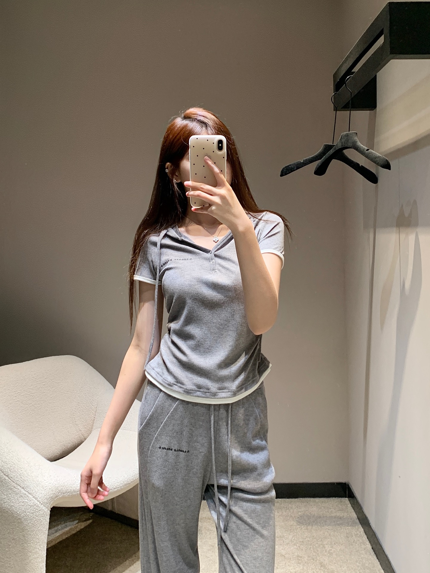 NO:318943,A set of Chorme heart* 25ss spring and summer new styles, loose, soft and glutinous drooping hooded short-sleeved top drawstring wide-leg pants set | Exclusive high-end production!  The lazy suit that is very easy to wear, whether it is clean and neat tailoring or exquisite treatment in the details, it cleverly enhances the texture, the color and style are impeccable. The texture of the fabric is unique. It uses customized fabrics. The details are very good and must-have. [Wow] S/M/L is on sale in stock, T-shirt,hats,alexander wang19860909批一套Chorme heart* 25ss春夏新款 松弛感宽松软糯垂感连帽短袖上衣抽绳阔腿裤套装丨独家高版出品！巨好穿的懒人套装,无论是干净利落的剪裁还是在细节处的精致处理都十分巧妙提升质感,颜色跟版型都无可挑剔 面料质感一绝 采用的是定制面料 细节很到位、必备入款[哇] 现货发售S/M/L,,T-shirt,hats,alexander wang,Women's clothing