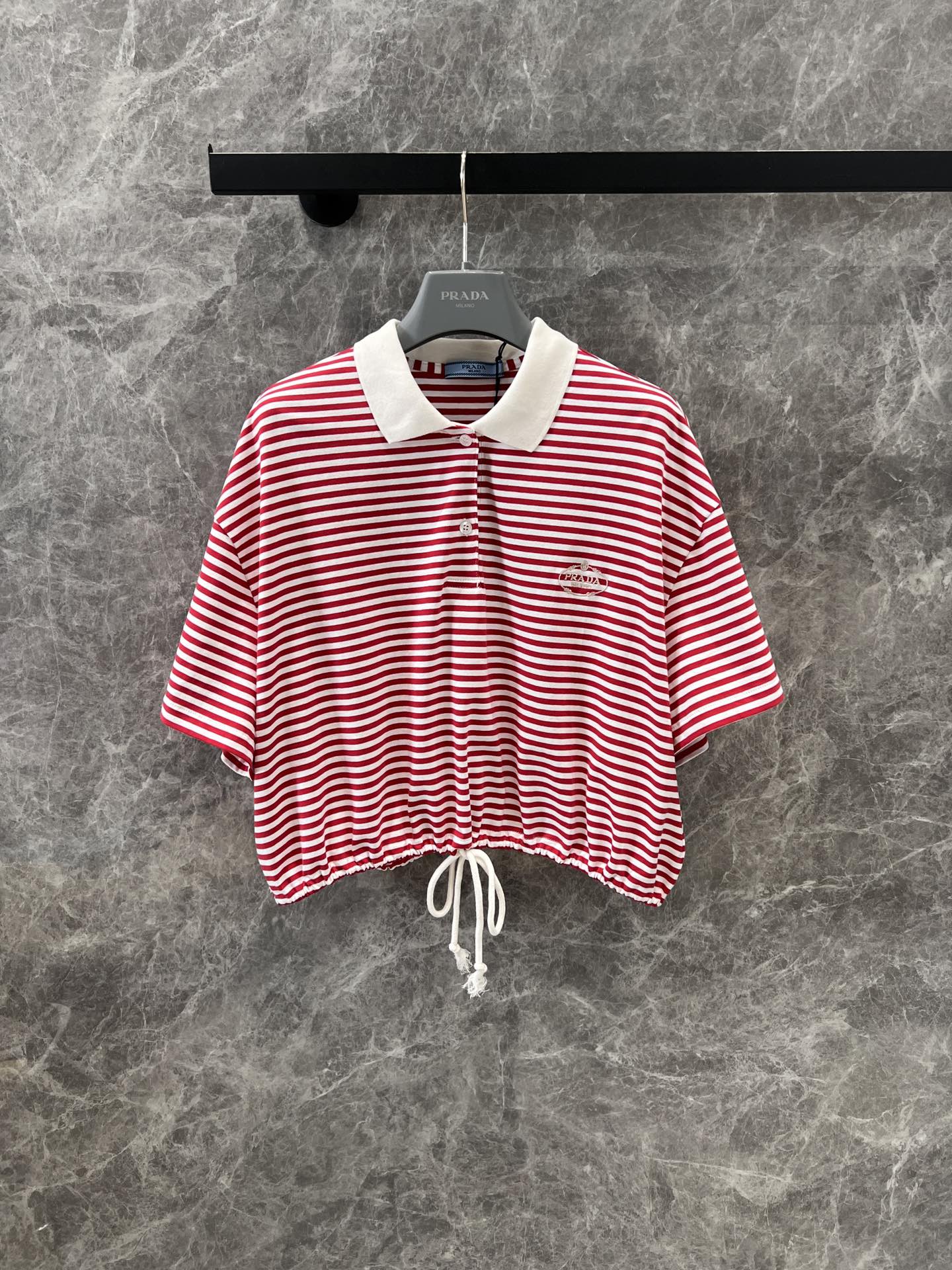 NO:466287,Support replacement Prad* 25Ss spring and summer new style contrasting Polo striped letter embroidered drawstring short-sleeved T-shirt | Exclusive yb development!  High-end production!  This cotton plain-patterned T-shirt is made of Oversize, showing modern charm. The loose fit creates an elegant three-dimensional effect. You can see the workmanship quality yourself. S/M/L real-life details pictures are available in stock, prada, versace, T-shirt, tees, t-shirt, alexander wang19860909支持换款 Prad* 25Ss春夏新款 撞色Polo条纹字母刺绣抽绳短袖T恤丨独家yb开发！高版出品！这款棉质平纹T恤采用Oversize剪裁,彰显摩登魅力.宽松版型,塑造优雅的三维立体效果.做工品质自己看,现货发售S/M/L实拍细节图,,prada,versace,T-shirt,tees，t-shirt,alexander wang,Women's clothing