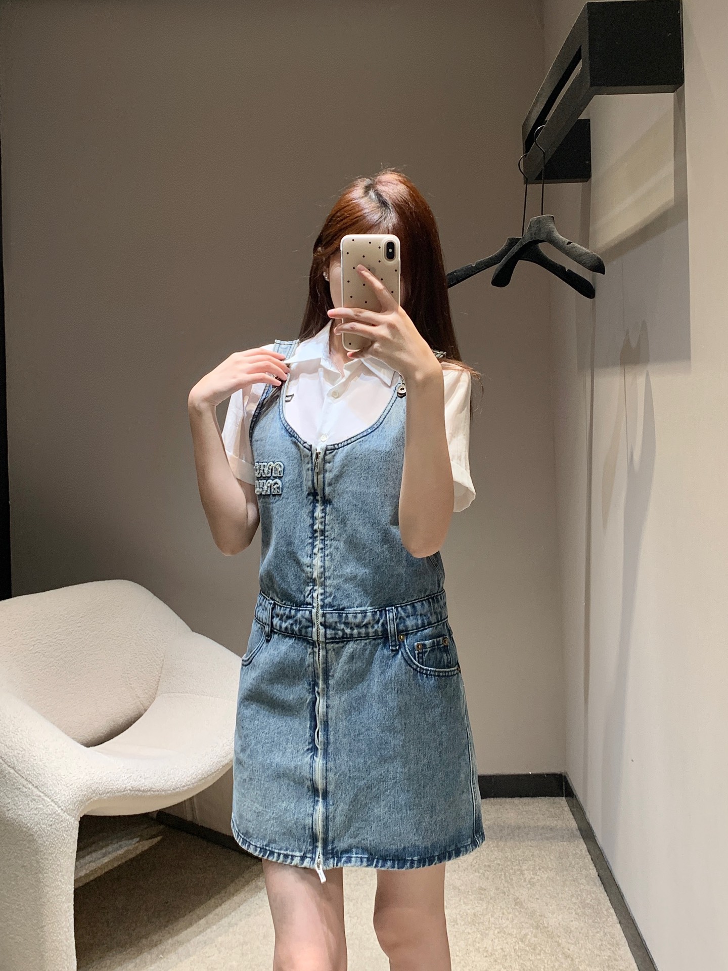 NO:319777,Batch of MIumi* 25Ss early spring new style, design-sensing zipper strap skirt丨Exclusive high-end production!  Customized yb imported twill cotton denim fabric, multiple washes, soft and skin-friendly, two-way full zipper adjustment design on the front, easy to put on and take off, the style covers the flesh and makes you look slimming, any body shape can be controlled, strap skirt design, super age-reducing very Miu-style girls. S/M/L,,miumiu, skirts, alexander wang19860909批 MIumi* 25Ss早春新款 设计感拉链背带短裙丨独家高版出品！定制yb进口斜纹棉牛仔面料 多重水洗柔软亲肤 前面双向全拉链调节设计 随意调节穿脱方便 版型遮肉显瘦 任何身形都可以驾驭 背带短裙设计 超减龄的很miu系少女.现货发售S/M/L,,miumiu,skirts,alexander wang,Women's clothing