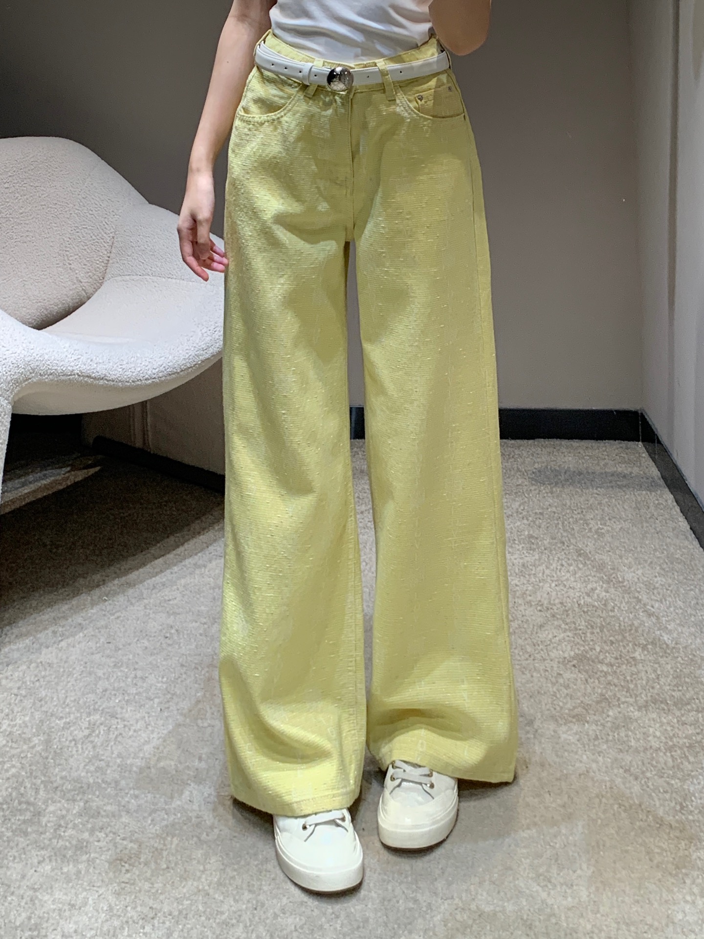 NO:319773,Loew* 25Ss spring and summer new style, heavy industry dark pattern jeans (with belt)丨Exclusive high-end production!  High-end custom fabrics are used, so denim is very comfortable to wear, regular design, good inclusiveness, color system adds visual charm, and the pattern of the pants will be very delicate, which is a very good fabric. denim has good moisture absorption and breathability, the cloth is soft and the feel is very smooth, making it a favorite choice for everyone to sell S/M/L, loewe, jeans, alexander wang19860909批 Loew* 25Ss春夏新款 重工暗纹图案牛仔裤（配腰带）丨独家高版出品！采用高端定制面料,牛仔穿起来非常舒适,常规设计,包容性好,色系增添视觉魅力,而且裤子的纹路会非常细腻,是非常好的面料,牛仔具有良好的吸湿性和透气性,布面光泽柔和,手感也非常细滑,成为众人最爱的选择现货发售S/M/L,,loewe,jeans,alexander wang,Women's clothing