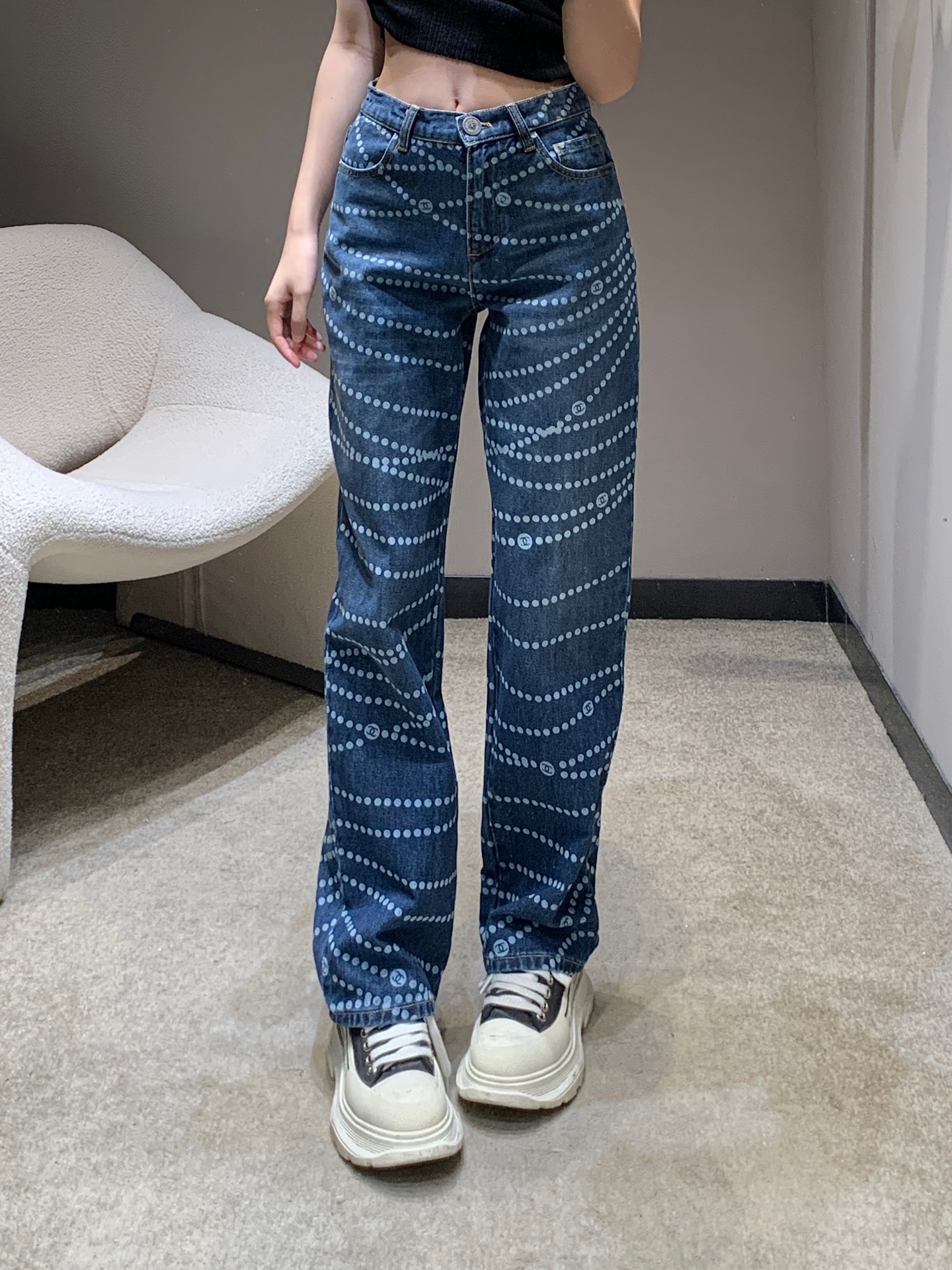 NO:319771,Crack Chane*25p Spring and Summer New Style Pearl Denim Straight Pants | Exclusive High-end Production!  The style is very positive, the style is a rare laser print, the color is very versatile, the visual effect of the upper body is excellent, the upper body is matched with a simple solid-color T-shirt, or a white shirt and various vests are very suitable. Exclusive real shots of large products. Come on fashionable!  S/M/L, chanel,shirts,tees,t-shirt,alexander wang19860909批 Chane*25p春夏新款 珍珠牛仔直筒裤丨独家高版出品！版型很正 款式是少见的激光印花 颜色特别百搭 上身视觉效果超赞 上身搭配简单的纯色T恤 或者白色衬衫和各种背心都很适合 独家大货实拍 时髦精快来！现货发售S/M/L,,chanel,shirts,tees，t-shirt,alexander wang,Women's clothing