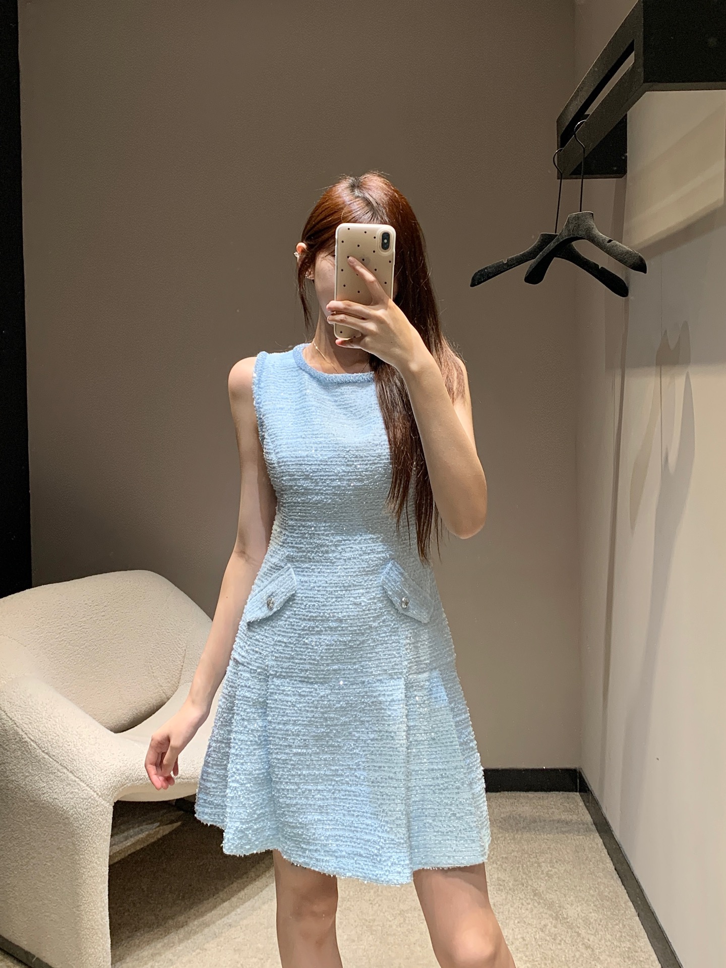 NO:319772,Crack Chane*25P Spring and Summer New Style, High-end Tweed Sleeveless Vest Dress | Exclusive High-end Production! Fresh temperament and a little casual and comfortable. It is the kind that is easy to wear on daily commuting and vacation. A-line skirt with slightly waist-hugging feel is soft and has a skewed feel, and the upper body is crisp and stylish, showing high-quality texture. S/M/L is available in stock, chanel, skirts, alexander wang19860909批 Chane*25P春夏新款 高级气质粗花呢无袖背心连衣裙丨独家高版本出品！清新气质又带点休闲自在感 就是日常通勤度假都好穿的那种 偏微收腰A字的裙型 手感柔软带有筋骨感上身挺括有型显质感高級 现货发售S/M/L,,chanel,skirts,alexander wang,Women's clothing