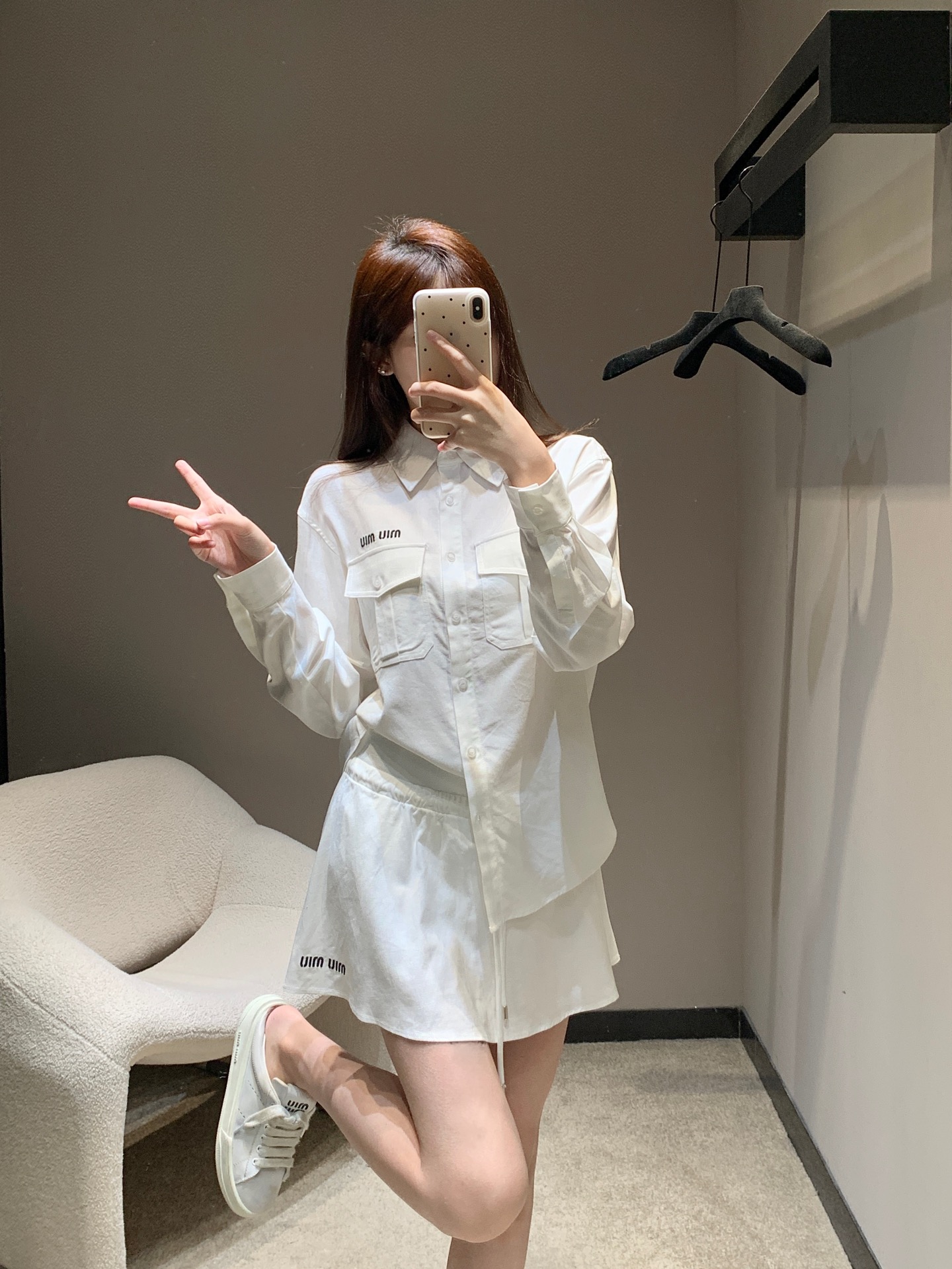 NO:319756,Miumi*25 Spring and Summer New Logo Embroidered Long Sleeve Shirt   Elastic Waist Pleated Skirt Set | Exclusive High-end Production!  No need to worry about matching. This set of upper body is very stylish, casual, energetic and fashionable, not picky at all. The lower body disappears and the visual feeling is as follows. The secret of long legs. The small logo embroidery shows the texture. S/M/L is available in stock, miumiu, skirts, shirts, alexander wang19860909批 Miumi*25春夏新款 logo刺绣长袖衬衫 松紧腰百褶半裙套装丨独家高版本出品！不用费心机搭配了 这一套上身就很有范 休闲活力又时髦 完全不挑人 下半身消失即视感 长腿小秘密 小logo刺绣显质感 现货发售S/M/L,,miumiu,skirts,shirts,alexander wang,Women's clothing