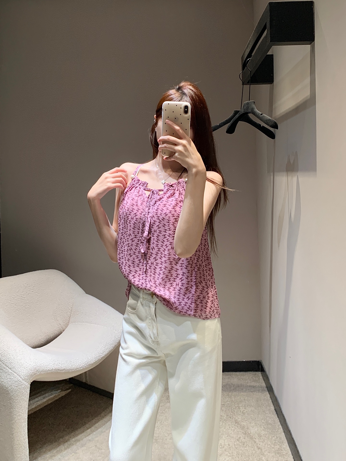 NO:319760,Crack Chane* 25P Spring and Summer New Double C Full-print Sling Vest Top | Exclusive High-end Production!  Slim-shoulder suspender vest cut, with halter design, central folds at the neckline, fit the chest line design, revealing charming collarbone, modifying shoulder lines, ready-made clothes with active printing technology, presenting a full double C pattern, extremely sweet, showing the brand style, must-have for holiday dates, S/M/L,,chanel,alexander wang19860909批 Chane* 25P春夏新款 双C满印吊带背心上衣丨独家高版本出品！细肩吊带背心剪裁 配合挂脖设计在领口形成居中褶皱 贴合胸口线条设计 露出迷人锁骨 修饰肩部线条 成衣以活性印花工艺 呈现满幅双C图案 极具甜美气息 尽显品牌风范 度假约会必备亮眼穿搭 现货发售S/M/L,,chanel,alexander wang,Women's clothing