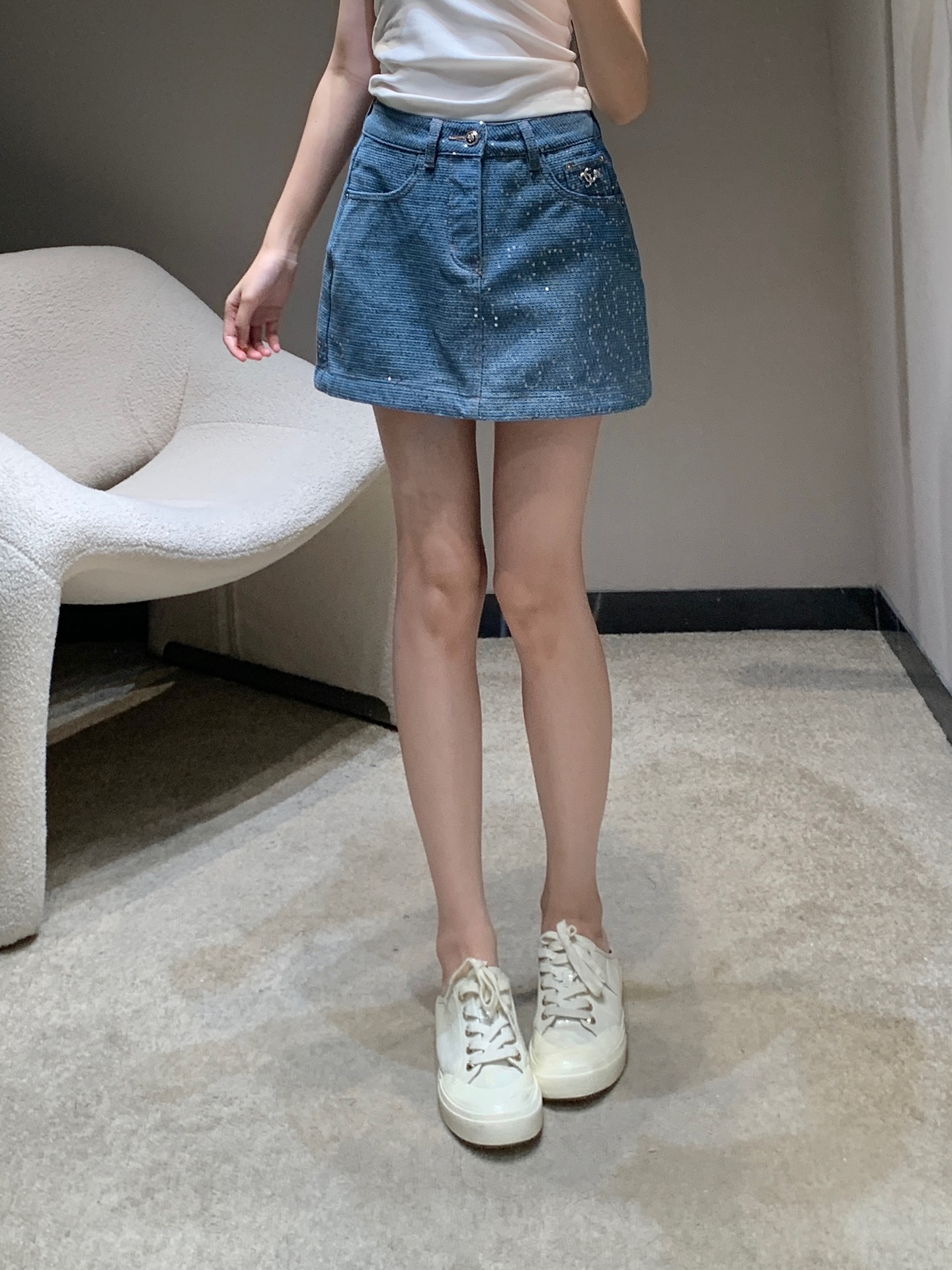 NO:319802,Crack Chane* 25Ss Spring and Summer New Style Heavy Industry Sequin Denim Skirt | Exclusive High-Series Production!  High-end custom fabrics are used, so denim is very comfortable to wear, regular design, good inclusiveness, color system adds visual charm, and the pattern of the pants will be very delicate, which is a very good fabric. denim has good moisture absorption and breathability, the cloth surface is soft and the feel is very smooth, making it a favorite choice for everyone. S/M/L on sale in stock, chanel, skirts, alexander wang19860909批 Chane* 25Ss春夏新款 重工亮片牛仔半裙丨独家高版本出品！采用高端定制面料,牛仔穿起来非常舒适,常规设计,包容性好,色系增添视觉魅力,而且裤子的纹路会非常细腻,是非常好的面料,牛仔具有良好的吸湿性和透气性,布面光泽柔和,手感也非常细滑,成为众人最爱的选择 现货发售S/M/L,,chanel,skirts,alexander wang,Women's clothing