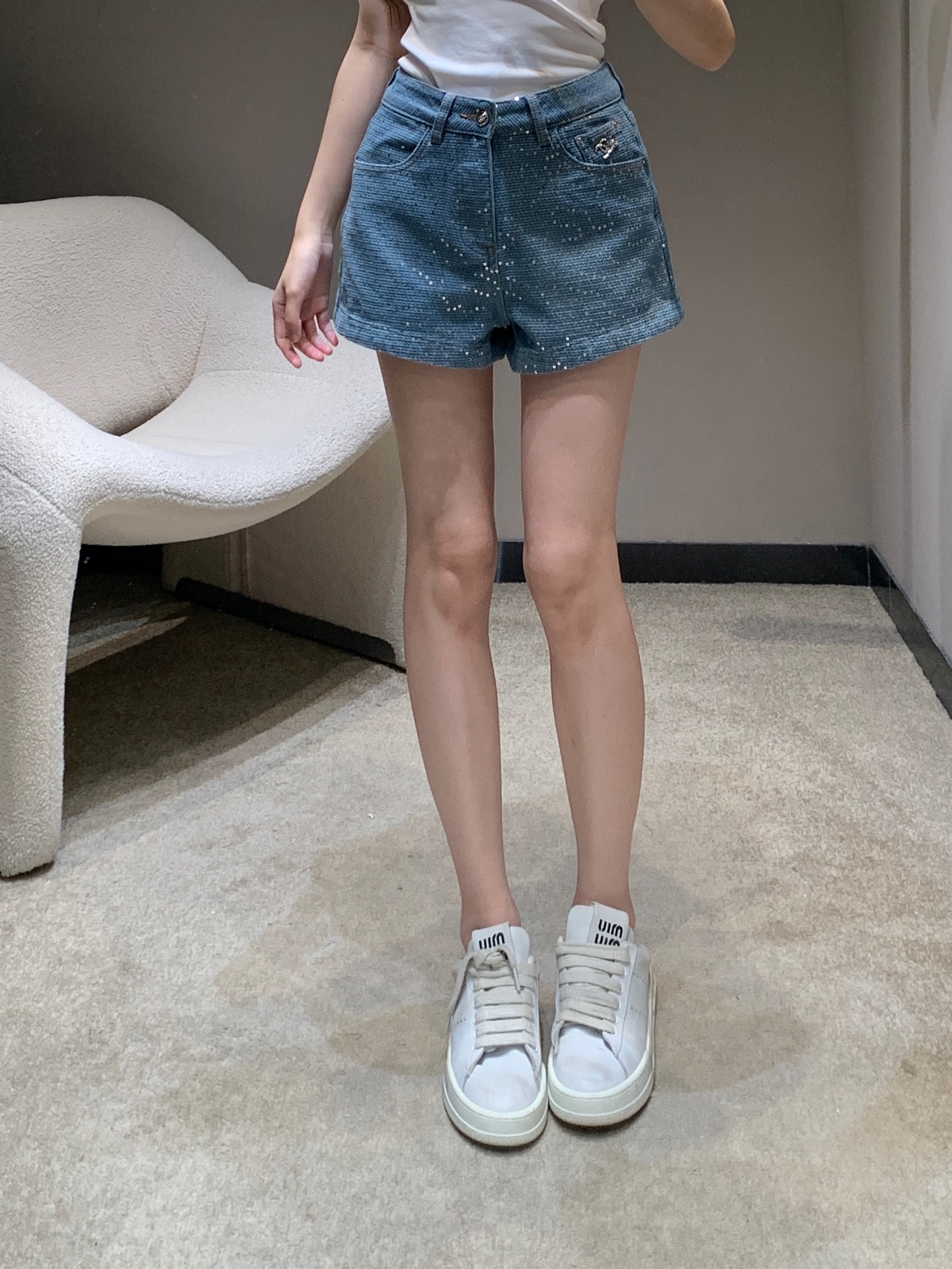 NO:319799,Crack Chane* 25Ss Spring and Summer New Heavy Industry Sequin Denim Shorts | Exclusive High-version Production!  High-end custom fabrics are used, so denim is very comfortable to wear, regular design, good inclusiveness, color system adds visual charm, and the pattern of the pants will be very delicate, which is a very good fabric. denim has good moisture absorption and breathability, the cloth is soft and the feel is very smooth, making it a favorite choice for everyone. S/M/L on sale in stock, chanel, shorts, alexander wang19860909批 Chane* 25Ss春夏新款 重工亮片牛仔短裤丨独家高版本出品！采用高端定制面料,牛仔穿起来非常舒适,常规设计,包容性好,色系增添视觉魅力,而且裤子的纹路会非常细腻,是非常好的面料,牛仔具有良好的吸湿性和透气性,布面光泽柔和,手感也非常细滑,成为众人最爱的选择 现货发售S/M/L,,chanel,shorts,alexander wang,Women's clothing