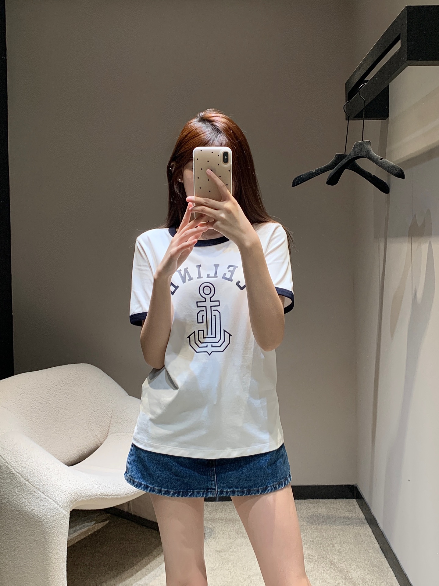 NO:319779,Cellin*25Ss spring and summer new style letter printed round neck short-sleeved T-shirt | Exclusive high-end version!  Native cotton material, breathable and comfortable, full texture, slim T-shirt cut, highlights the brand style, made of gram-weight pure cotton, slightly elastic, and gives a slim visual effect. The neckline cuffs are made of contrasting thread edges as design highlights. The chest is clear printed to create arched letters. The bottom hollow anchor pattern makes the simple brand letter logo become a fashionable single item embellishment. Highlights the high-end style. The inner wear is very fashionable. S/M/L,,celine,T-shirt,tees,t-shirt,alexander wang19860909批 Celin*25Ss春夏新款 字母印花圆领短袖T恤丨独家高版本出品！原生全棉材质 透气舒适 质感十足 修身T恤裁剪 凸显品牌格调 采用克重纯棉制成 略带有弹力 呈现显瘦视觉效果 领口袖口以撞色螺纹包边作设计亮点 胸前清晰印花打造拱形字母 下侧镂空船锚图案 让简单的品牌字母徽标秒变时尚单品点缀 彰显高级格调 单穿内搭都出彩时髦 现货发售S/M/Ｌ,,celine,T-shirt,tees，t-shirt,alexander wang,Women's clothing