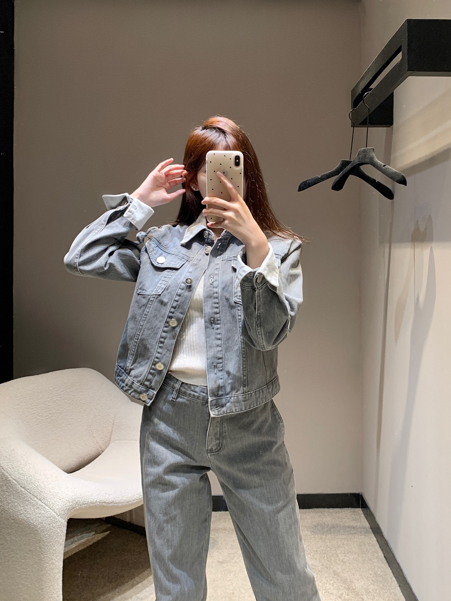 NO:319782,Jacket batch, pants batch, Chane* 25 early spring new product, color-blocking fake two-piece denim jacket in the same series, straight jeans | Exclusive high-end version production!  The first time I saw this, I was attracted by its design. The color-blocking design is super layered. The fake two-piece design makes the whole dress look more fashionable and stylish. It looks great with the same series of jeans~ The denim fabric is super textured and it feels very stylish, but it is not too hard to wear and uncomfortable to wear. The color-blocking part of the color-blocking color is super positive, which is simply a versatile artifact that is essential for early spring. S/M/L, chanel, jeans, jackets & coats, alexander wang19860909外套批 裤子批 Chane* 25早春新品 拼色假两件牛仔外套同系列直筒牛仔裤丨独家高版本出品！第一眼看到这款就被它的设计吸引了,拼色设计超有层次感,假两件的设计更是让整件衣服看起来更加时尚有型,搭配同系列牛仔裤一套巨好看～牛仔面料超级有质感,摸起来硬挺有型,但不会太硬穿着不舒服拼色的部分颜色超级正,简直是百搭神器早春必备的时尚单品 现货发售S/M/Ｌ,,chanel,jeans,jackets & coats,alexander wang,Women's clothing