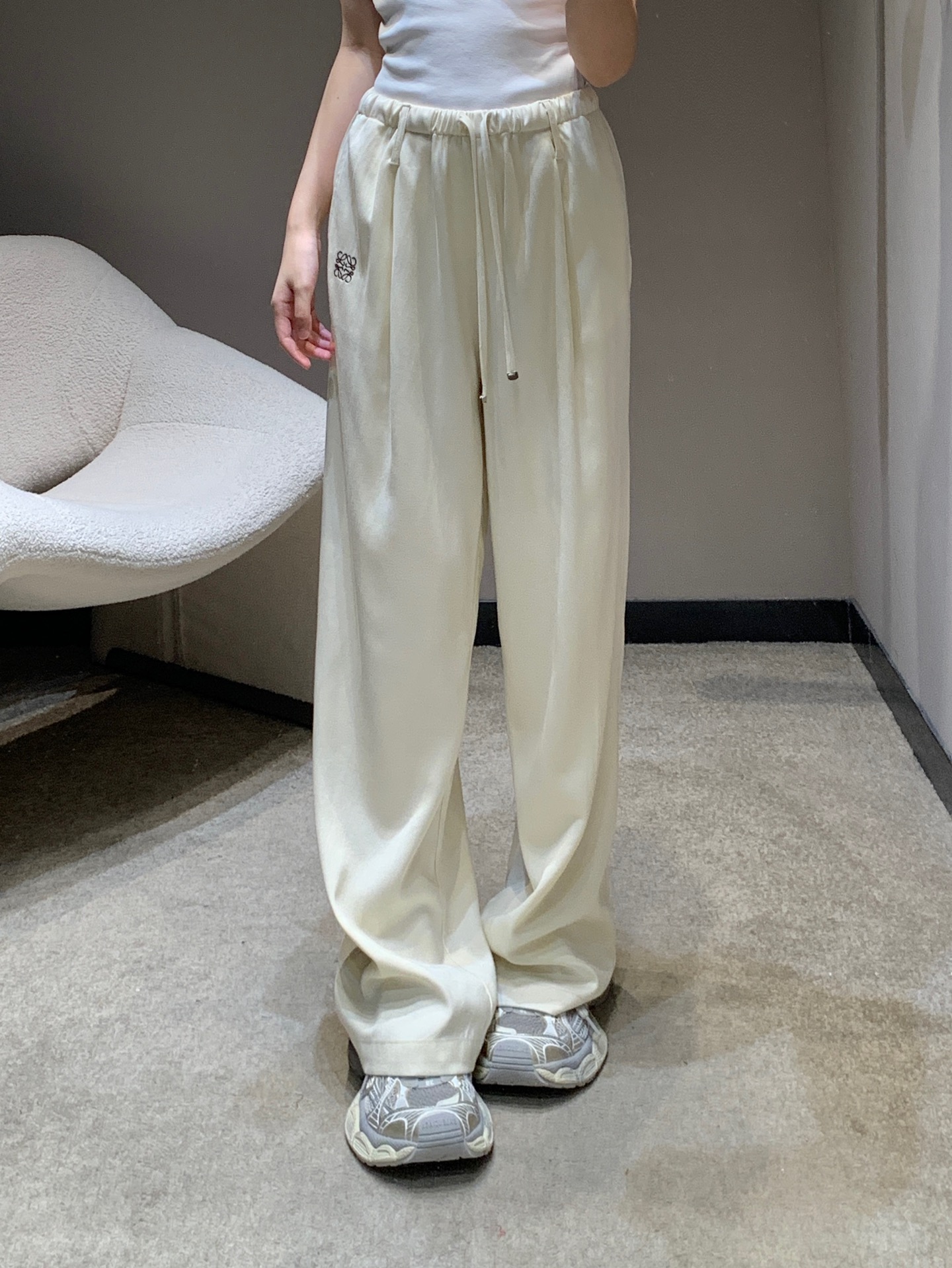 NO:319785,Loew* 25Ss spring and summer new style micro-label embroidered casual trousers | Exclusive high-end version production!  Classic elastic waist wide-leg pants are a must-have item for fashionable products, loose straight style, elastic high waist design, simple matching can create the casual and fashionable aura of fashion experts!  The upper body is the veritable length of the leg trousers. The straight-legged style of the mid-high waist instantly divides the legs in a golden ratio. Any style can be controlled easily and casually. Babies who go out on the streets have a very high rate of matching on the street. Hurry up!  S/M/L, loewe, gold,alexander wang19860909批 Loew* 25Ss春夏新款 微标刺绣休闲长裤丨独家高版本出品！经典松紧腰阔腿裤是时髦精必收单品宽松直筒的版型 松紧高腰的设计 简单搭配都能穿出时尚达人随意又时髦的气场！上身就是名副其实的腿精拖地裤的裤长 中高腰直筒的版型瞬间把腿部按黄金比例分割了 任何风格都可驾驭 轻松随意 日常出街搭配率超高宝宝们赶紧吧！现货发售S/M/Ｌ,,loewe,gold,alexander wang,Women's clothing