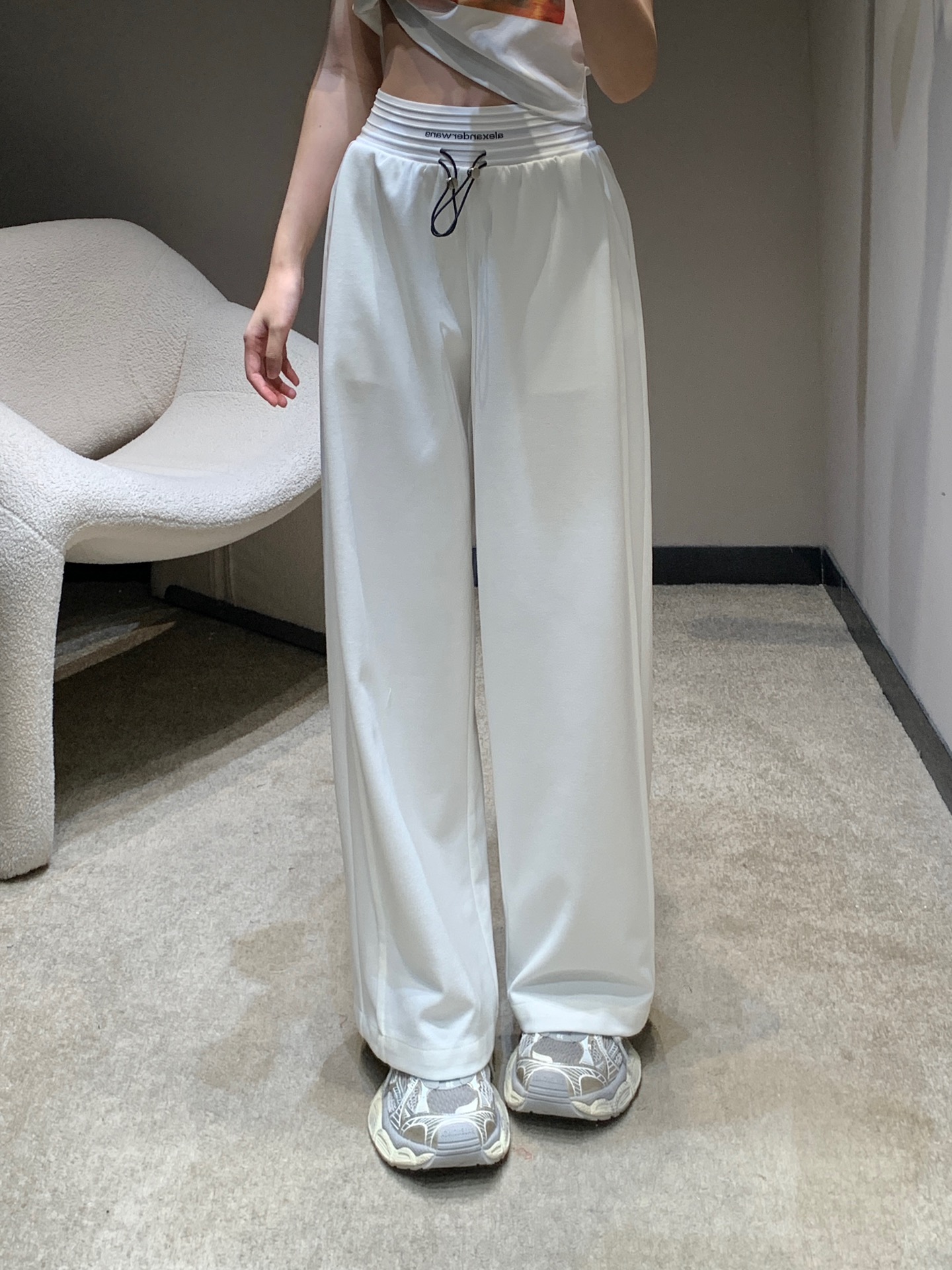 NO:320040,Alexand*r wang 25Ss early spring new style letter waist drawstring casual wide-leg pants | Exclusive high-end production!  Pants with a very high daily wear rate are here!  The pants have excellent texture, loose straight fit, elastic and high waist design, high inclusiveness, can better modify the leg shape, make the legs look thinner and straighter, suitable for girls of all figures, the upper body is a veritable customized fabric with soft and comfortable fabric, and an excellent texture with long legs effect!  Versatile and fashionable, relaxed and casual appearance and comfort both online!  Close your eyes and enter!  S/M/L, alexander wang19860909批 Alexand*r wang 25Ss早春新款 字母腰头抽绳休闲阔腿裤丨独家高版出品！日常穿搭率超高的裤子来啦！裤型质感都很绝 宽松直筒的版型 松紧高腰的设计 包容性大 可以更好的修饰腿型 显得腿更细直 适合各种身材的女孩 上身就是名副其实的腿精定制面料柔软舒适 质感绝佳自带长腿效果的一款！百搭又时髦 轻松随意颜值与舒适度双在线！闭眼入！现货发售S/M/Ｌ,,alexander wang,Women's clothing