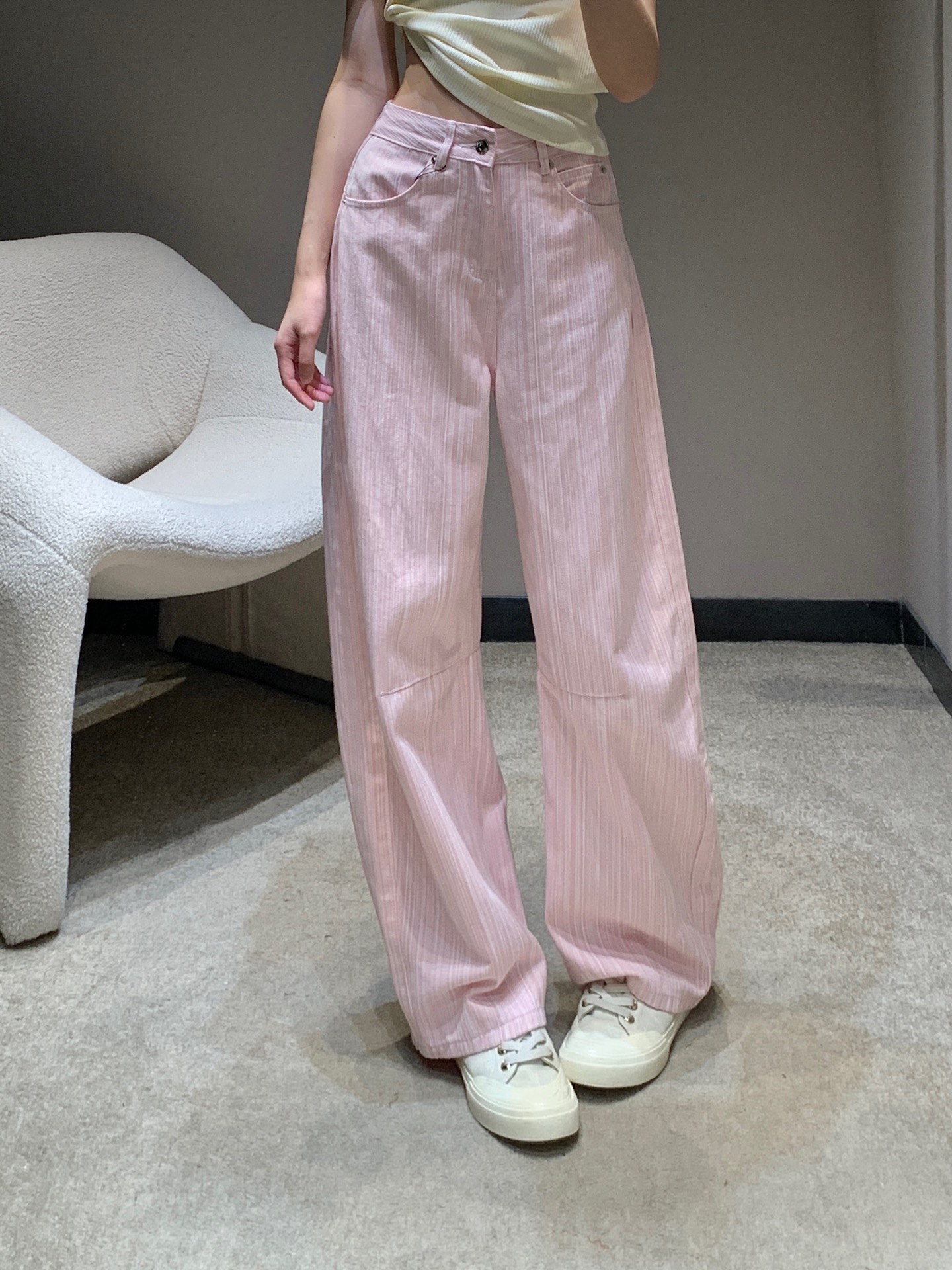 NO:320028,Loew* 25Ss Spring and Summer New Style Striped Pink Scimitar Denim Trousers | Exclusive High-edition Production!  Imported cotton fabric pink striped conical wide-leg design with a top body A-shaped!  The classic style is not picky and versatile and fashionable!  Super slim on the upper body!  The imported washing cowboy fabric has a wide and stylish texture!  Highly recommended single items, customized leather hardware accessories, workmanship quality depends on the details!  S/M/L, loewe, alexander wang19860909批 Loew* 25Ss春夏新款 条纹粉色弯刀牛仔长裤丨独家高版出品！进口棉面料粉色条纹锥形阔腿设计上身A爆啦！经典版型不挑人百搭又时髦！上身超显瘦！进口洗水牛仔面料质感挺阔有型！强烈推荐单品,定制皮牌五金配件 做工品质看细节！现货发售S/M/L,,loewe,alexander wang,Women's clothing