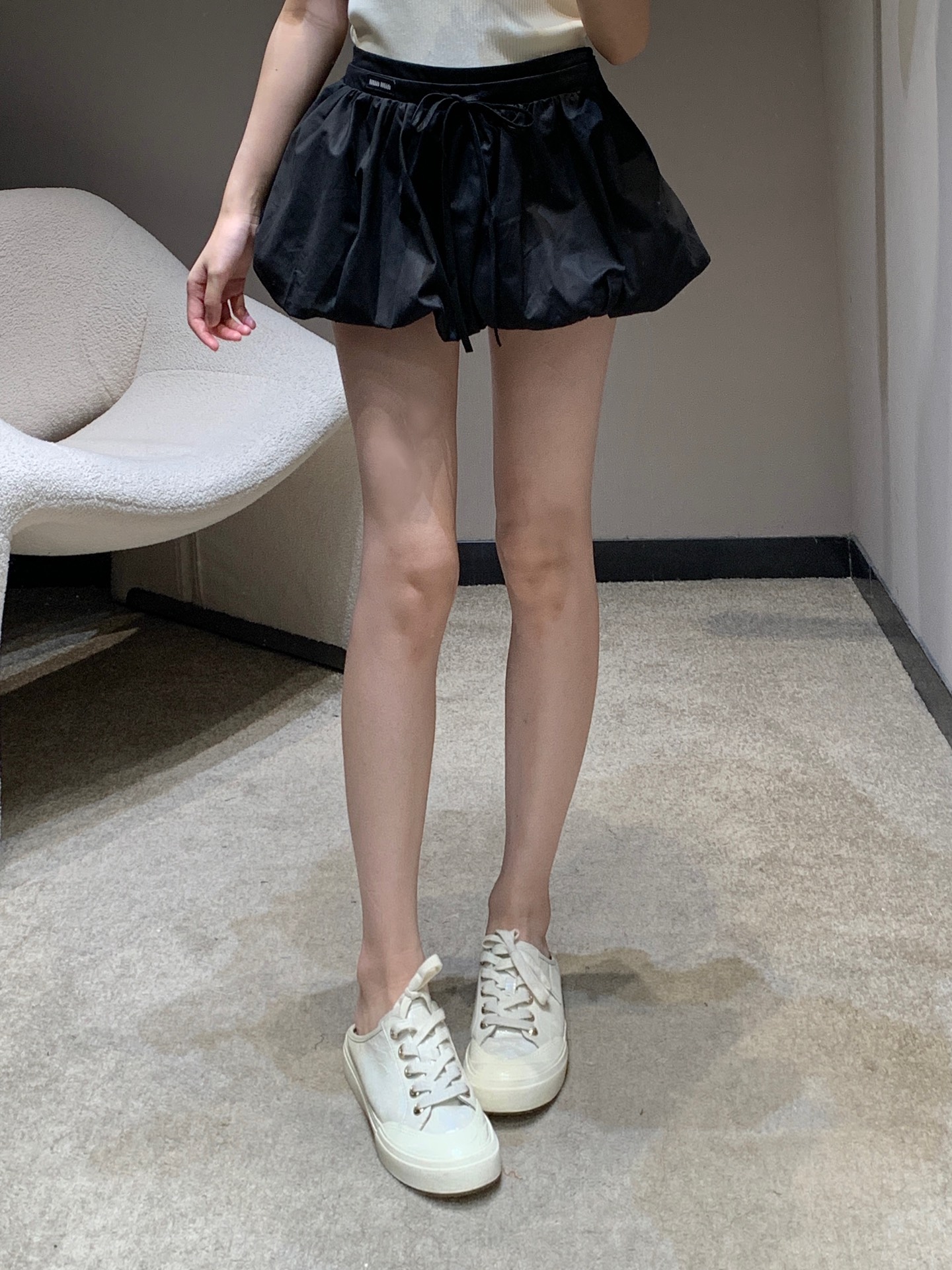 NO:320017,Miumi* 25Ss spring and summer new style, micro-label puffy flower bud skirt丨Exclusive high-end production!  The girlish flower bud skirt design is extremely age-reducing, and the A-line style is perfect for the waist!  Big legs look thin!  The visual effect is a unique visual feeling of flower bud folds that are touching at a glance. The outlined flower bud shape has its own special effect to make you look slim!  The three-dimensional wrinkled airy design has a little silhouette effect, the upper body makes the legs look thinner, super long legs, and the chopsticks and legs pants can easily wear them to create long legs!  In short, it is beautiful and versatile to create a romantic and lazy atmosphere. It is an excellent choice for summer daily and vacations!  It is OK to wear various tee vests or shirts in daily life!  The style you want to wear can satisfy your custom fabrics refreshing and breathable!  Strongly Amway!  S/M/L, miumiu, skirts, shirts, alexander wang19860909批Miumi* 25Ss春夏新款 微标蓬蓬花苞半裙丨独家高版出品！少女感十足的花苞裙摆设计无比减龄 A字版型上身穿出完美腰身比！巨显腿细！冲击视觉效果一眼心动的即视感独特的花苞褶皱立裁 勾勒的花苞形态自带拉腿特效显瘦绝绝子！立体褶皱的空气感设计 带一点廓形效果 上身更显双腿纤细 超级显腿长 筷子腿神裤轻松穿出大长腿！总而言之就是好看又百搭打造浪漫慵懒的氛围是夏日日常和度假的极佳选择！日常搭配各种tee背心或衬衫都很OK！你想要穿出的风格它都能满足你定制面料清爽透气！强烈安利！现货发售S/M/L,,miumiu,skirts,shirts,alexander wang,Women's clothing