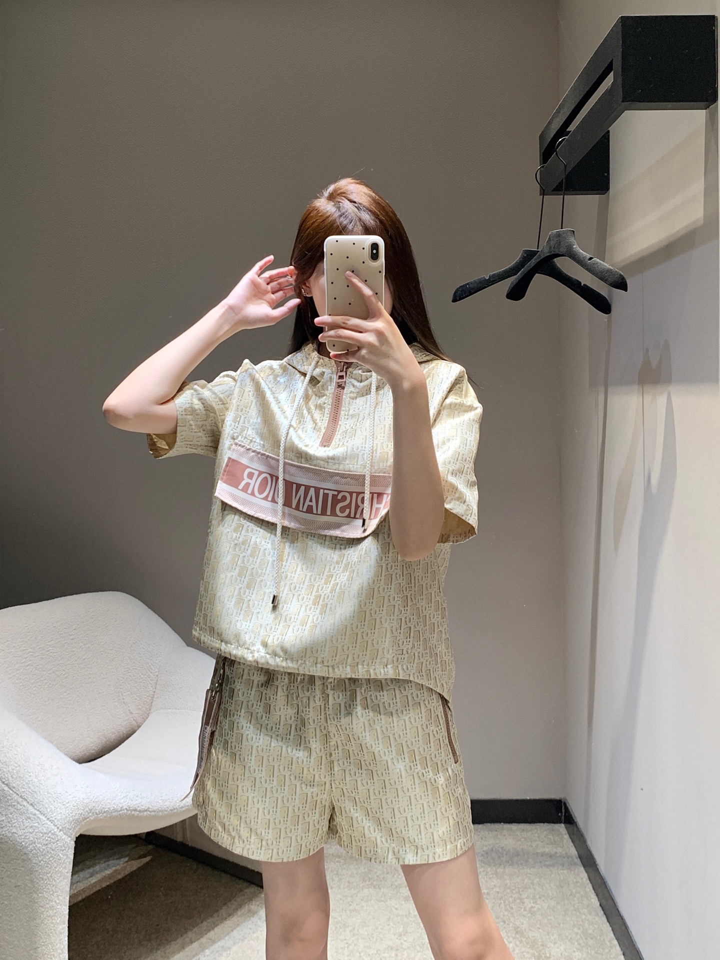 NO:319986,Batch Dio* 25 Spring and Summer New Style Classic Letter Hooded Low Shoulder Short Sleeve Sweatshirt   Elastic Waist Shorts Set | Exclusive High Edition Production!  Classic D letter jacquard fabric A set of top-fitting and stylish and feminine custom hardware accessories decoration S/M/L, dior, hoodie, sweatshirts, shorts, T-shirts, hats, alexander wang19860909批 Dio* 25春夏新款 经典字母连帽落肩短袖卫衣 松紧腰短裤套装丨独家高版出品！经典的D字母提花面料 一套上身时髦又有小女人味 定制的五金配件装饰 现货发售 S/M/L,,dior,hoodie,sweatshirts,shorts,T-shirt,hats,alexander wang,Women's clothing