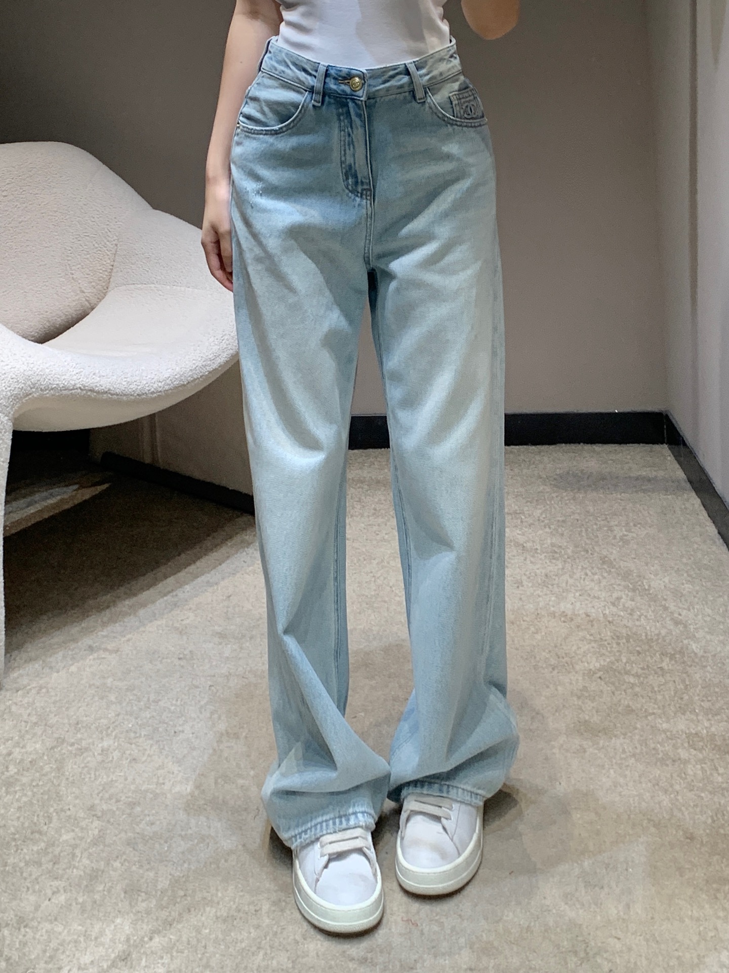 NO:319995,Category Chane* 25Ss Spring and Summer New Style Letter Embossed High Waist Slimming Straight Jeans | Exclusive High Edition Production!  Retro heavy industry washing water color is completely different from the regular style. It is very sexy. The upper body is absolutely king-fried jeans. The texture of the pants is really amazing. The loose straight-leg version is just right. The length of the pants stretches the leg lines to create neat and long legs!  The huge slim look when paired with loose wide-leg pants is the top leader who covers the flesh and looks slimming. It is both A and cool and can easily wear it with various tops in daily life. It can easily show the sense of fashion experts~ It is really easy to wear, and it is very popular!  Big recommendation!  Sisters all rushed for me!  S/M/L, Chanel, jeans, alexander wang19860909批 Chane* 25Ss春夏新款 字母压花高腰显瘦直筒牛仔裤丨独家高版出品！复古重工洗水色 完全区别于常规款 个性感十足 上身绝对王炸牛仔裤 裤型质感真的绝了高腰宽松的直筒版型 恰好的裤长 拉伸腿部线条 营造利落大长腿！巨显瘦在搭配宽松的阔腿裤版型就是遮肉显瘦的一把手了 又A又飒日常搭配各种上衣都能轻松穿出时尚达人感～真的好穿到不行 而且出镜率很高！重磅推荐！姐妹们都给我冲！现货发售S/M/L,,chanel,jeans,alexander wang,Women's clothing