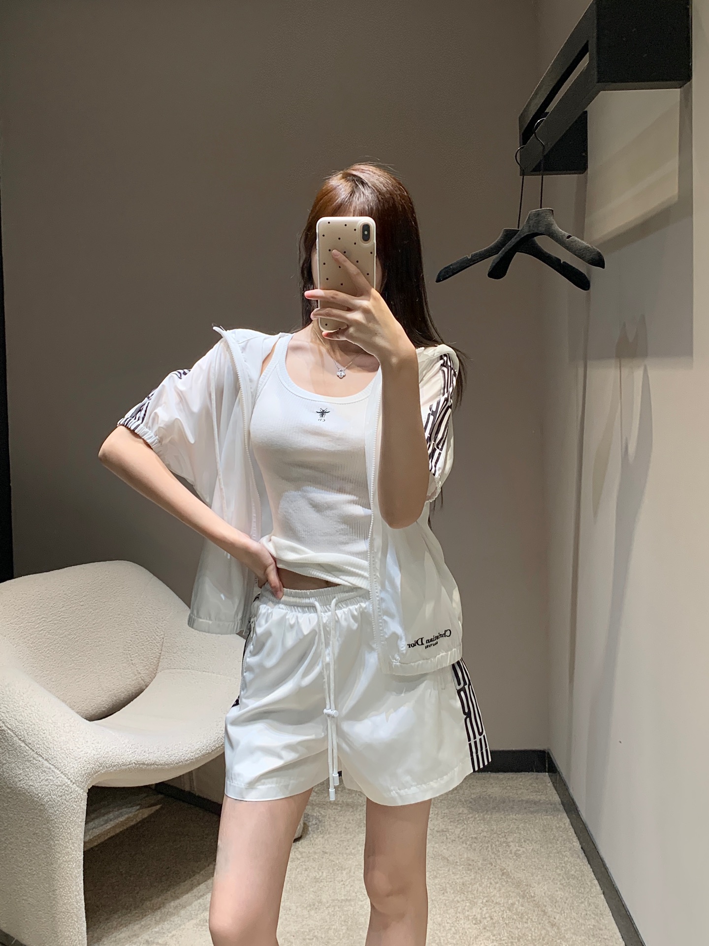 NO:319989,Batch Dio*25Ss Spring and Summer New Hooded Jacket Shorts Set | Exclusive High-end Production!  Imported recycled nylon material, comfortable and easy to wear, casual and stylish, chest decoration with open zipper drawstring adjustment design, add layered look, matched with the outer contrasting color of the rotator sleeve, iconic letter logo print pattern, highlight the brand tone, show the casual and fashionable feeling of workwear, and the visual effect is richer. Hooded short-sleeved jacket with shorts in the same series, details echo up and down, laying a trendy positioning, the best choice for daily casualness of the upper body, fashionable and fashionable, on sale in stock S/M/L,,dior, shorts, jackets & coats, jackets & coats, T-shirt,hats,alexander wang19860909批 Dio*25Ss春夏新款 连帽外套短裤套装丨独家高版出品！进口再生尼龙材质 舒适好穿 休闲有型 胸前饰以开襟拉链抽绳调节处理设计 增添造型层次感 配合肩袖外侧撞色标志性字母徽标印花图案 彰显品牌调性 展现工装休闲时尚感 视觉效果更显丰富 连帽短袖夹克外套搭配同系列短裤 细节上下呼应 奠定潮流定位 成套上身日常休闲的不二之选 时髦洋气 现货发售 S/M/L,,dior,shorts,jackets & coats,jackets & coats,T-shirt,hats,alexander wang,Women's clothing