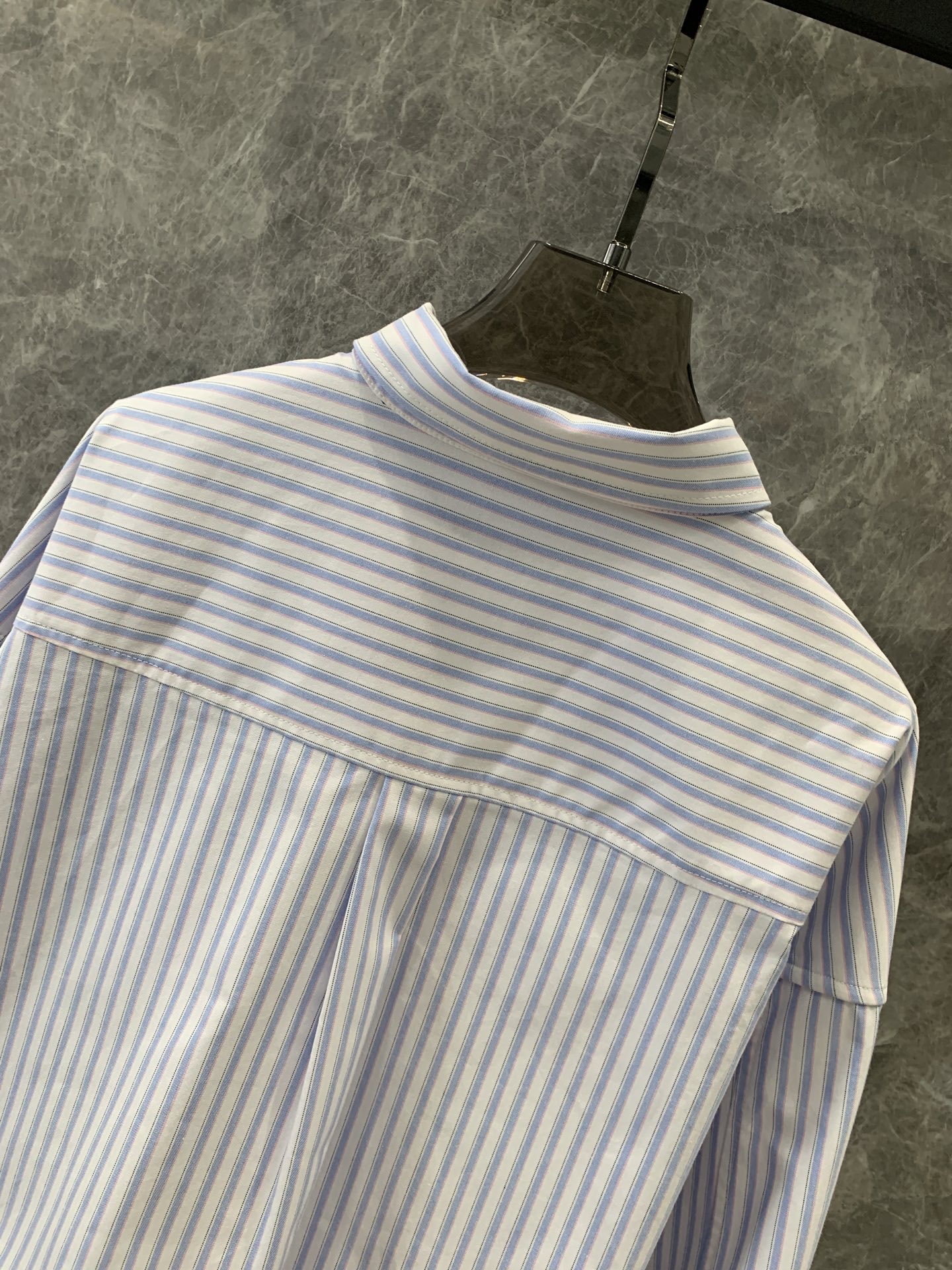 High-Quality Women’s Striped Shirt by Alexa*der Wang: Exclusive Spring Collection with Unique Details - 图片 4