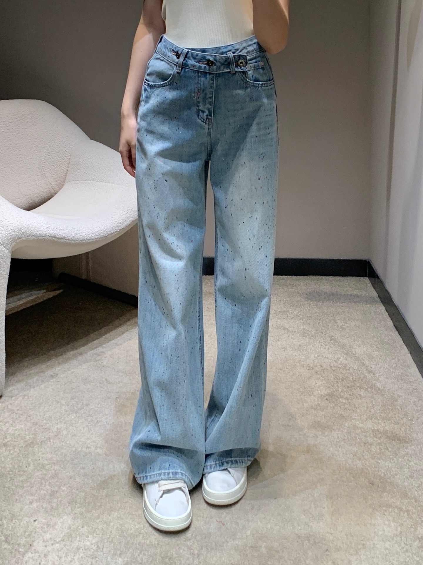 NO:320004,Loew*25Ss spring and summer new style, three-pin button heavy industry inkjet jean trousers | Exclusive high-end production!  High-end custom fabrics are used, so denim is very comfortable to wear, regular design, good inclusiveness, color system adds visual charm, and the pattern of the pants will be very delicate, which is a very good fabric. denim has good moisture absorption and breathability, the cloth is soft and the feel is very smooth, making it a favorite choice for everyone! S/M/L,,loewe,alexander wang19860909批 Loew*25Ss春夏新款 三粒扣重工喷墨牛仔长裤丨独家高版出品！采用高端定制面料,牛仔穿起来非常舒适,常规设计,包容性好,色系增添视觉魅力,而且裤子的纹路会非常细腻,是非常好的面料,牛仔具有良好的吸湿性和透气性,布面光泽柔和,手感也非常细滑,成为众人最爱的选择!现货发售 S/M/L,,loewe,alexander wang,Women's clothing