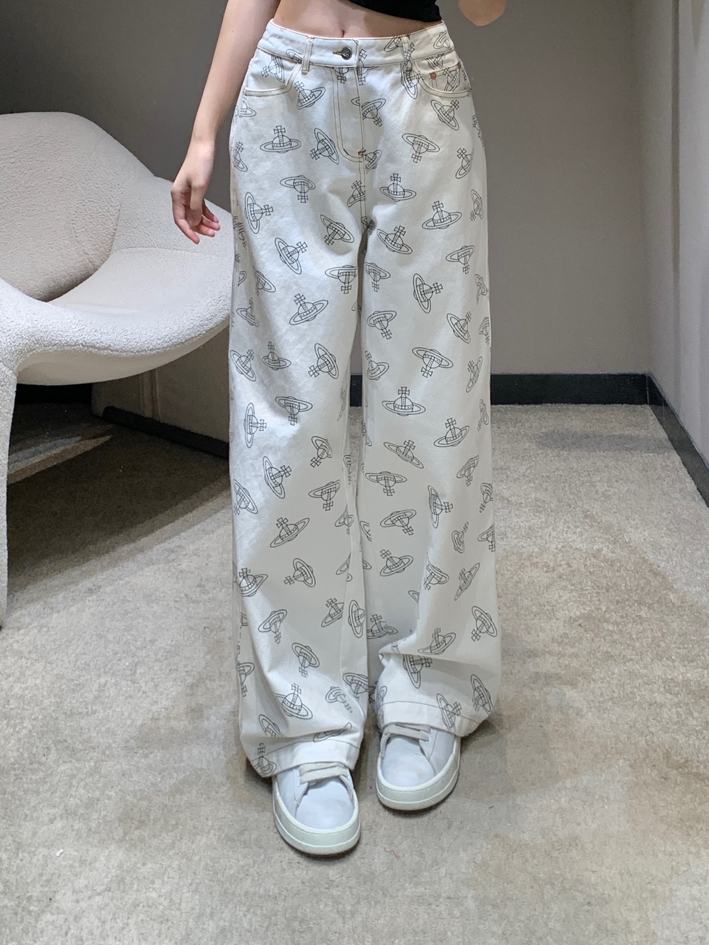 NO:320002,Batch Viviene Westwoo* 25Ss Early Spring New Style Queen Mother Saturn Print White Denim Wide Legs | Exclusive High-end Production!  The sweet girl looks at it, and the style can be directly won by the gods!  The top body is absolutely king jeans!  Straight wide-leg style saves everything without pills. Absolute straight leg artifact!  Slimming, lifting your arms and legs in one step, contracting your various tops and raising your waistline, so that small people can also wear three to seven climax figures and a signature Saturn print design. It has a unique personality and fashionable style when you go out and take photos and create a magical tool for taking pictures. Whoever wears it has thin straight and long legs!  Highly recommend the order-scoring speed!  S/M/L, jeans,alexander wang19860909批 VivieneWestwoo* 25Ss早春新款 西太后土星印花白色牛仔阔腿裤丨独家高版出品！辣妹甜心看过来呀版型直接可以封神！上身绝对王炸牛仔裤！直筒阔腿版型拯救一切不丸美腿型 绝对的直腿神器！显瘦提臂拉腿一步到位承包你的各种上衣搭配抬高腰线 让小个子也能穿出三七分身材比例满标志性土星的印花设计 个性独特又时髦出街不撞款 出门拍照出片神器 谁穿谁是细直大长腿！强烈推荐砸单速度！现货发售 S/M/L,,jeans,alexander wang,Women's clothing