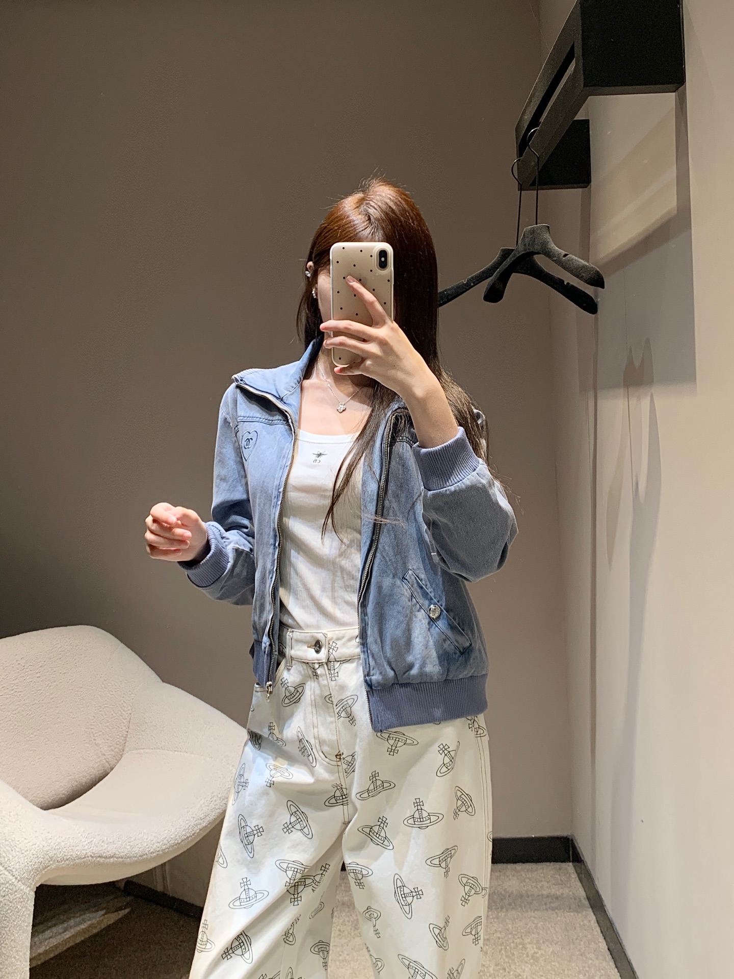 NO:329594,Chane*25P spring and summer new style, love micro-label embroidered lapel denim jacket丨Exclusive high-end production!  Exquisite craftsmanship replica water-matched pleated texture. The front pocket is decorated with embroidered double C letters. The lapel is wrapped with wrinkles to increase the design layering. The brand style is highlighted. The silhouette of the pilot jacket. The slit vintage zipper elastic hem is easy to put on and take off. It is an indispensable and versatile basic style for the wardrobe. Fashionable and retro. S/M/L, chanel, jackets & coats, jackets & coats, alexander wang.19860909Chane*25P春夏新款 爱心微标刺绣翻领牛仔外套丨独家高版出品！精致工艺复刻水磨皱褶纹理 前侧口袋上饰以刺绣双C字母爱心图案 翻领用褶皱包边 增加设计层次感 彰显品牌格调 飞行员夹克廓形 松弛复古 开衩拉链松紧下摆 穿脱方便 是衣橱必不可少的百搭基础款 时髦复古 现货发售S/M/L,,chanel,jackets & coats,jackets & coats,alexander wang,Women's clothing