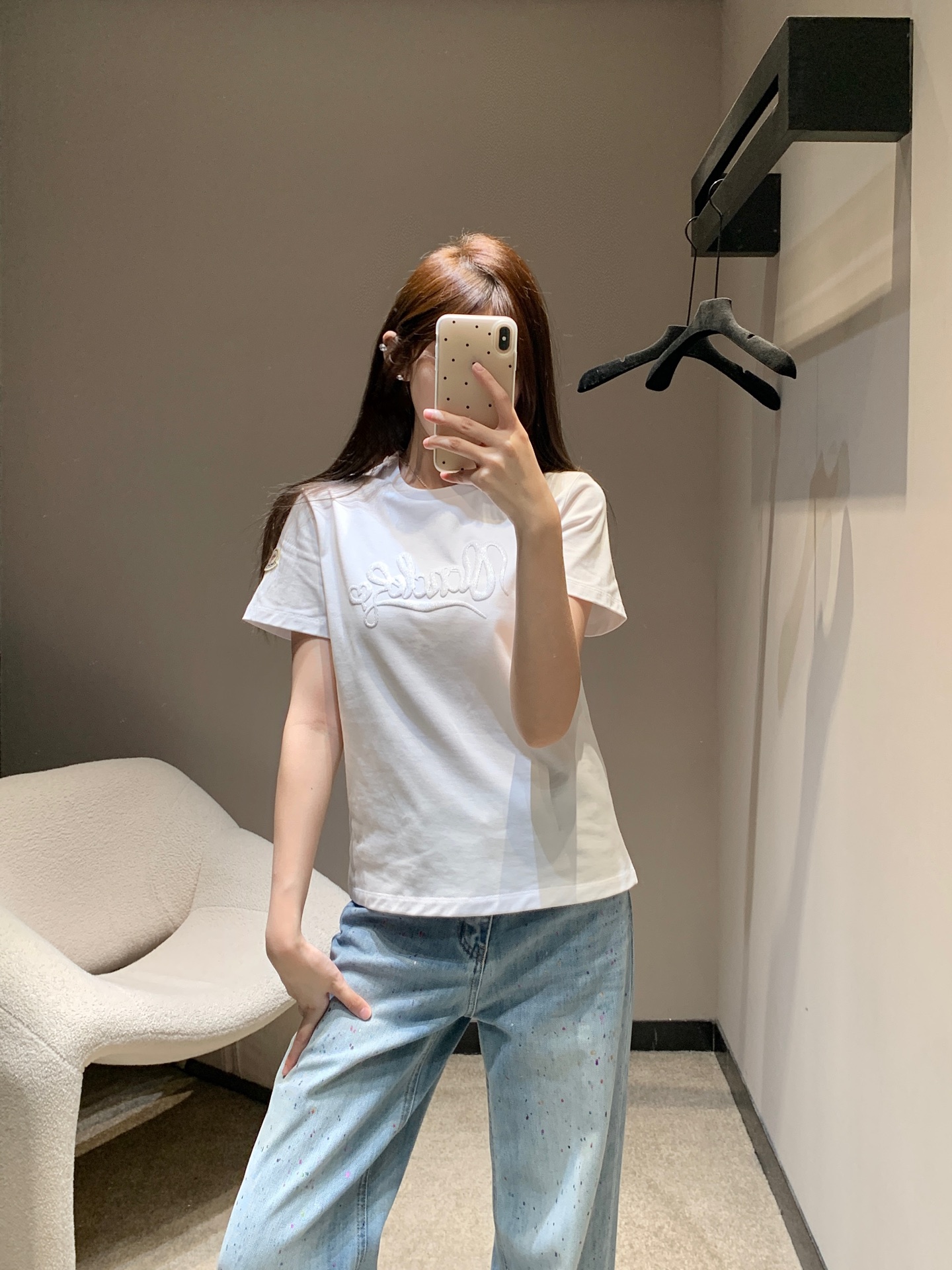 NO:320000,Moncle* 25Ss Spring and Summer New Style Letter Print Round Neck Short-Sleeve T-Shirt丨Exclusive High-Performance Production!  Simple and elegant basic style, INS blogger style, clean and neat tailoring and custom fabrics with excellent texture can easily create a fashionable look!  Delicate and super textured, strong inclusiveness, easy to control the upper body. A good-looking style that is not picky about the body is easy to hide the flesh. It looks slim and not close to the body. Whoever wears it looks good? A versatile top that fashionable people should have is customized fabric. It is upright and stylish. High-quality on-site for sale in stock that can be seen from the naked eye. T-shirt,tees,t-shirt,alexander wang19860909Moncle* 25Ss春夏新款 字母印花圆领短袖T恤丨独家高版出品！简约大方的基础款 随意上身都是INS博主风 干净利落的剪裁搭配质感绝佳的定制面料轻松穿出时髦感！细腻超有质感 包容性强 上身轻松驾驭 不挑身材的好穿恰到好处的版型轻松藏肉,显瘦又不贴身谁穿谁好看的版型 时髦精们都应有的一件百搭上衣采用定制面料 立挺有型 肉眼可见的高品质现货发售S/M/L,,T-shirt,tees，t-shirt,alexander wang,Women's clothing