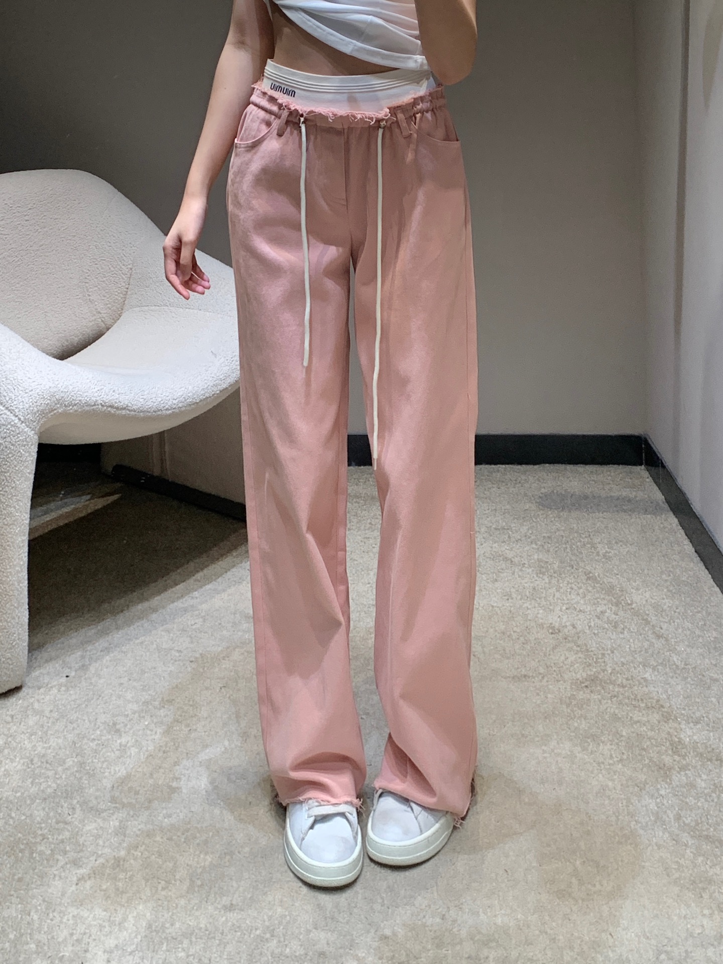 NO:329770,Batch Miumi* 25Ss Spring and Summer New Style Letters Band Brushed Casual Trousers | Exclusive High-end Production!  High-waist casual pants that are essential for grinding edge design are here!  The overall sense of high-endness is full of clean and neat design. Straight wide-leg pants interpret French elegant temperament!  The versatile king long-legged artifact in the wardrobe!  The style is extremely slim!  The high-end temperament is absolutely open to the trousers. The pants are invincible in terms of design and small details. They are very inclusive. Sisters who don’t pick on people will make me ~ S/M/L are on sale in stock, miumiu, alexander wang19860909批 Miumi* 25Ss春夏新款 字母织带腰头抽绳毛边休闲长裤丨独家高版出品！磨毛边设计必入的高腰休闲裤来啦！让整体高级感拉满的同时又干净利落不试设计感 直筒阔腿裤演绎法式优雅气质！衣柜里的百搭王大长腿神器！版型显瘦绝绝子！高级气质绝对开挂 裤子无论是版型设计还是小细节上都无敌好看宽松版型 包容性大 不挑人穿姐妹们都给我冲～现货发售S/M/L,,miumiu,alexander wang,Women's clothing