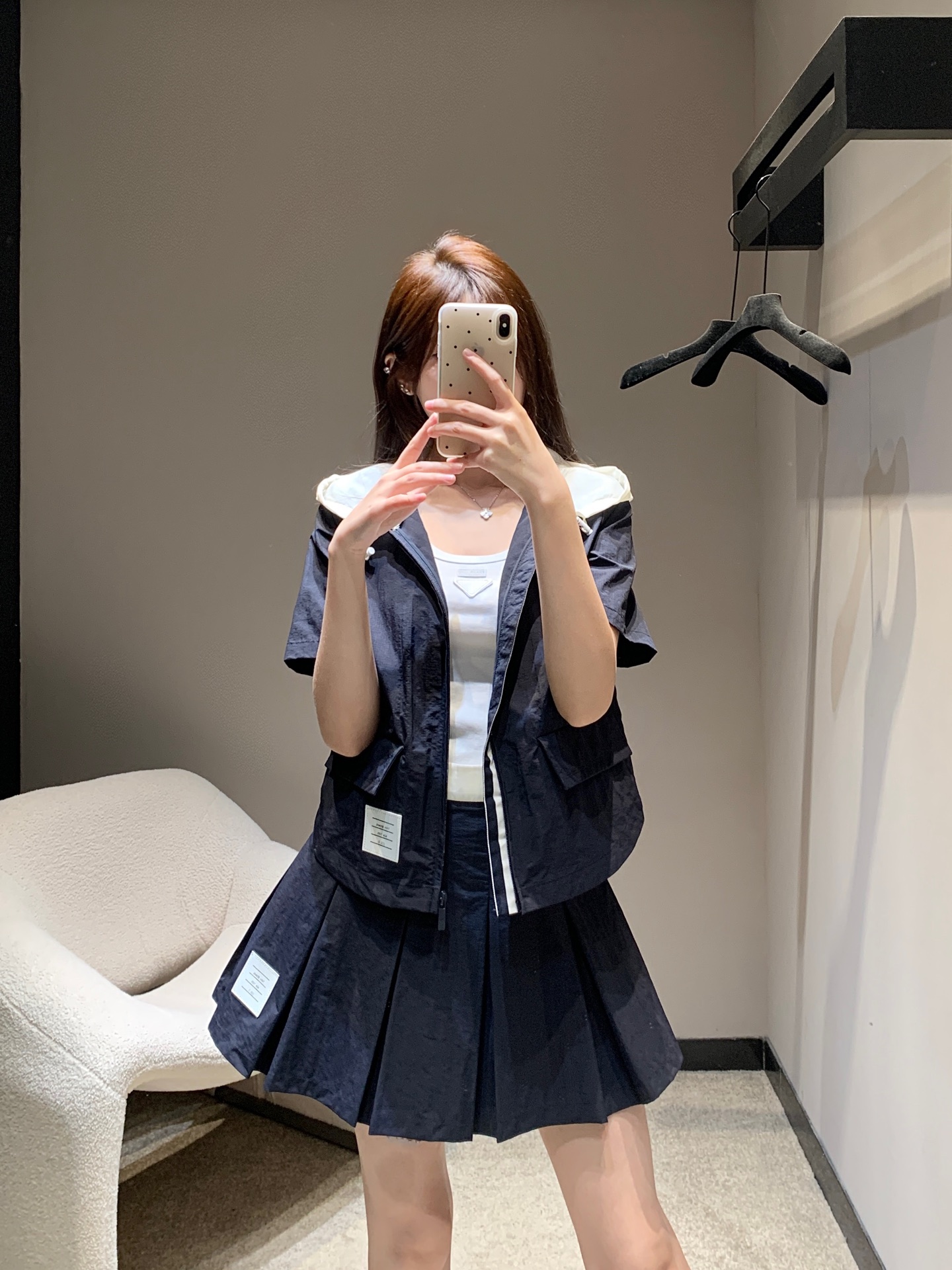 NO:329767,Thom Browne 25Ss spring and summer new style, classic age-reducing drawstring waist-retracting sleeveless hooded vest vest high waist spliced ​​pleated skirt set | Exclusive high-end production!  Fashionable online practical wear is very versatile, capable, neat and stylish, recommended daily wear styles, online details, essential items to enhance temperament, high quality, S/M/L,, skirts, hats, alexander wang19860909批 Thom Browne 25Ss春夏新款 经典减龄抽绳收腰无袖连帽背心马甲高腰拼接百褶半身裙套装丨独家高版出品！时髦感在线实穿性很高百搭 干练利落时髦有致 日常穿搭推荐款 细节感在线 提升气质感必备单品 高品质 现货发售S/M/L,,skirts,hats,alexander wang,Women's clothing