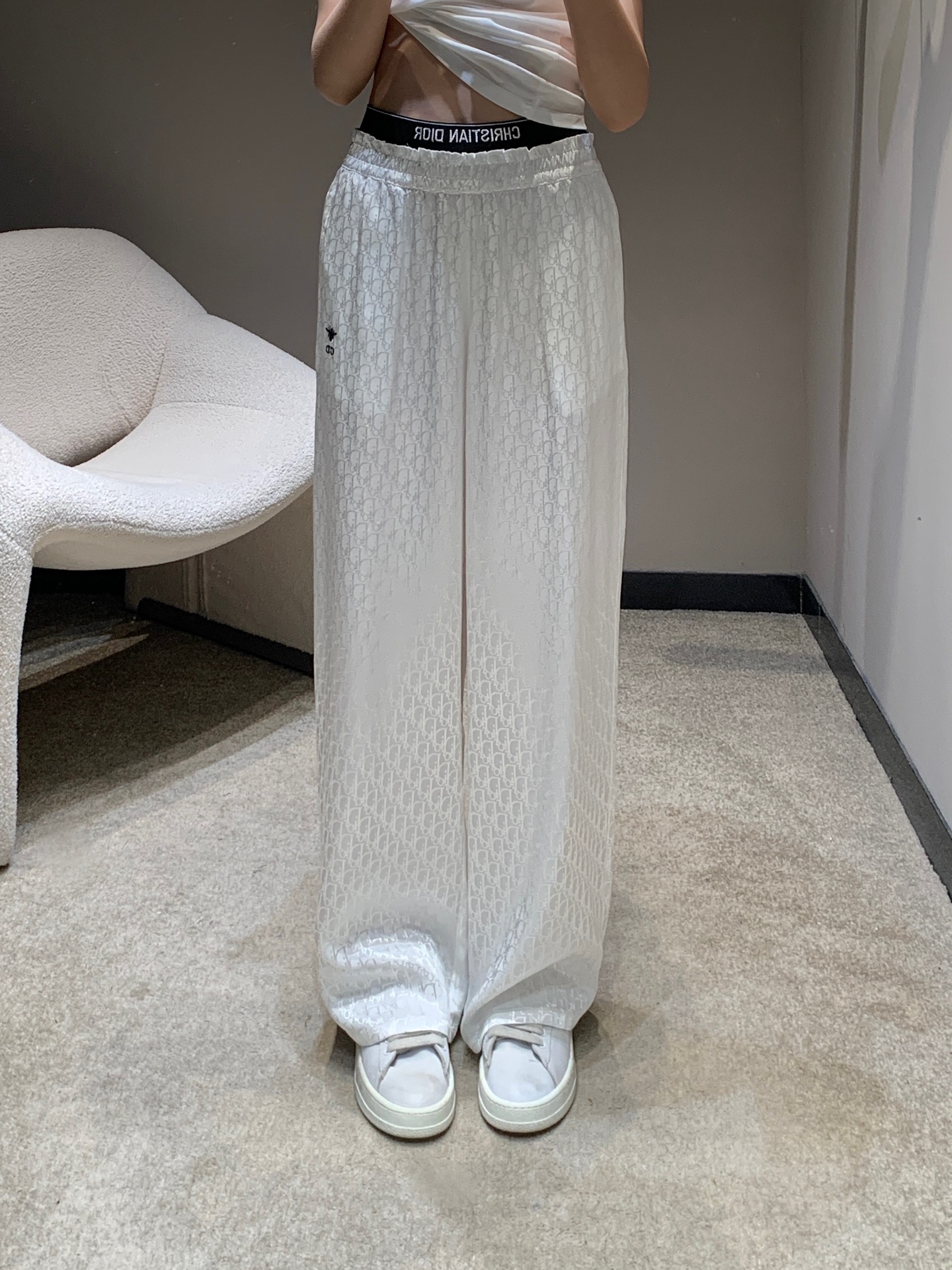 NO:329751,Batch Dio* 25Ss Spring and Summer New Style Letter Jacquard Contrast Color Rubber Waist Casual Trousers | Exclusive High-end Production!  It’s really hard not to make people feel moved by the gentle and easy-to-wear pants!  The trousers are high-waisted, wide-leg straight-leg style, with high inclusive design and very good draping. When worn, they feel fluttering and long legs are 1.8 meters tall, and they look fluttering and slimming when walking. They become paper people in seconds. They are beautiful when they match them casually!  Everyday combination is OK!  Easy to grasp the lazy and casual temperament. It uses thin, soft and glutinous thin strip fabrics that are super comfortable, refreshing and non-stick. It is also simple, high-end and tasteful in summer!  Sisters, just feel at ease!  S/M/L,dior,alexander wang19860909批 Dio* 25Ss春夏新款 字母提花撞色橡筋腰休闲长裤丨独家高版出品！贼温柔又好穿的裤子真的很难不让人心动哇！长裤属于高腰阔腿直筒版型 设计包容性大 垂感非常好 穿上就是一米八大长腿即视感飘飘荡荡走路都带风太显瘦了 秒变纸片人 随意搭配美的嘞！日常无论搭配都很OK！轻轻松松拿捏慵懒随意气质 采用轻薄软糯的细条面料超级舒适 清爽不粘身 夏天穿也是完全没有问题的简单高级又有品味！姐妹们 放心入就对了！现货发售S/M/L,,dior,alexander wang,Women's clothing