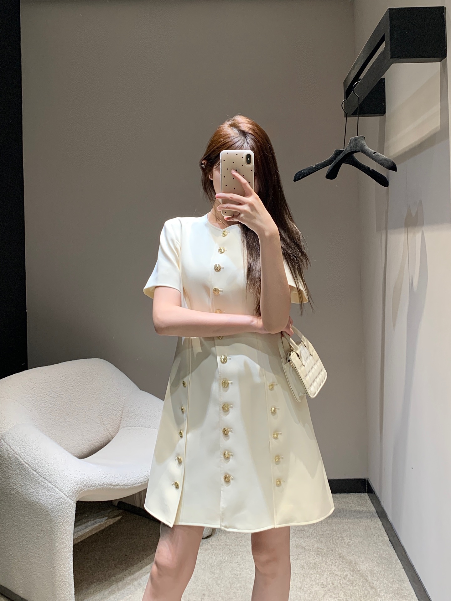 NO:329749,Batch Louis vuittin*25 spring and summer new logo gold button decorative short-sleeved dress丨Exclusive high-end production!  French simple and exquisite temperament and breasted design, waist-hugging, logo hardware buckle decoration, cool and handsome, exquisite and stylish, the upper body can be sweet and cool, super cover the flesh and make it look slimming, temperament items that can be easily controlled in any occasion, S/M/L,,louis vuitton, skirts, T-shirt, alexander wang19860909批 Louis vuittin*25春夏新款 logo金扣装饰短袖连衣裙丨独家高版出品！法式简约精致气质排扣设计 收腰显瘦 logo五金扣饰装饰 酷帅感拉满 精致有型 上身可甜可酷 超级遮肉显瘦 任何场合都轻松驾驭的气质单品 现货发售S/M/L,,louis vuitton,skirts,T-shirt,alexander wang,Women's clothing