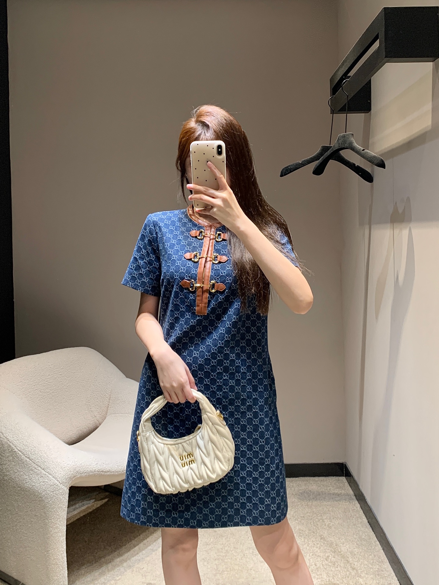 NO:329748,Bulk Gucc* 25Ss Spring and Summer New Style Classic Double G Presbyterian Round Neck Hardware Decorative Dress丨Exclusive High Edition Production!  Customized classic blue double G jacquard fabric, low-key and fashionable hardware buckle decorative neckline, matched with the same shorts, age-reducing and casual, loose style comfortable and versatile, not picky for people, casual commuting is very good, S/M/L, gucci, skirts, shorts, alexander wang19860909批 Gucc* 25Ss春夏新款 经典双G老花圆领五金装饰连衣裙丨独家高版出品！定制经典蓝色双G提花面料 低调又时髦五金搭扣装饰领口 搭配同款短裤穿搭 减龄又随性 宽松版型舒适百搭不挑人 休闲通勤都很不错 现货发售S/M/L,,gucci,skirts,shorts,alexander wang,Women's clothing