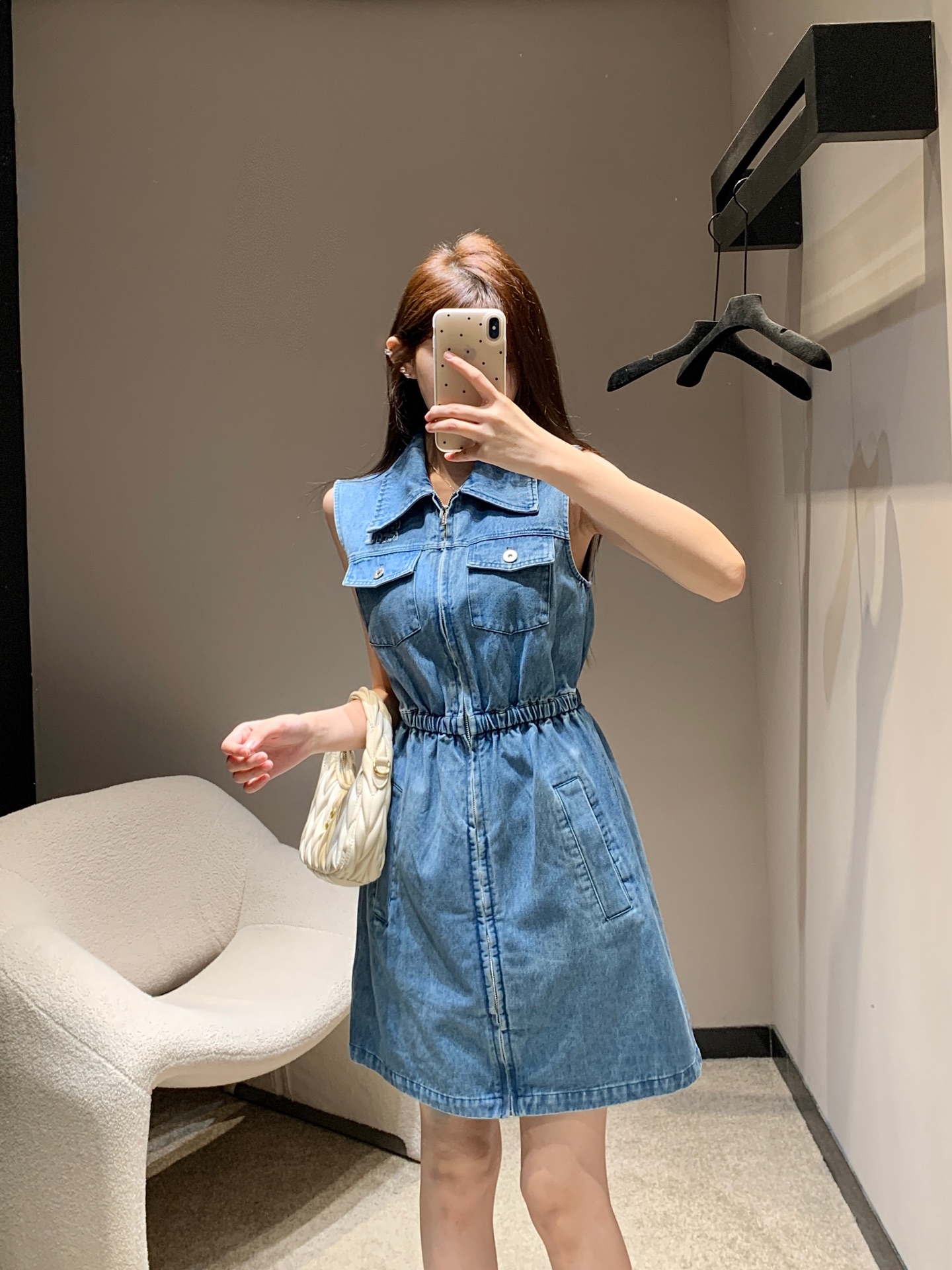 NO:329750,Batch Miumi* 25Ss Spring and Summer New Lapel Zipper Denim Sleeveless Dress丨Exclusive High Edition Production!  Small temperament lapels, the upper body looks slim and tall, the chest cover has a pocket, the waist-hugging design makes the waist look more beautiful, the upper body is age-reducing, the upper body is sweet and salty, everyday versatile and fashionable, it is not picky about the figure at all, and it is easy to grasp the feeling of the age-reducing girl. S/M/L is available in stock, miumiu, skirts, alexander wang19860909批 Miumi* 25Ss春夏新款 翻领拉链牛仔无袖连衣裙丨独家高版出品！气质小翻领 上身显瘦显高绝绝子 胸前盖带口袋 收腰设计更显腰型 上身减龄少女 可甜可盐 日常百搭又时髦 完全不挑身材 轻松拿捏减龄少女感 现货发售S/M/L,,miumiu,skirts,alexander wang,Women's clothing
