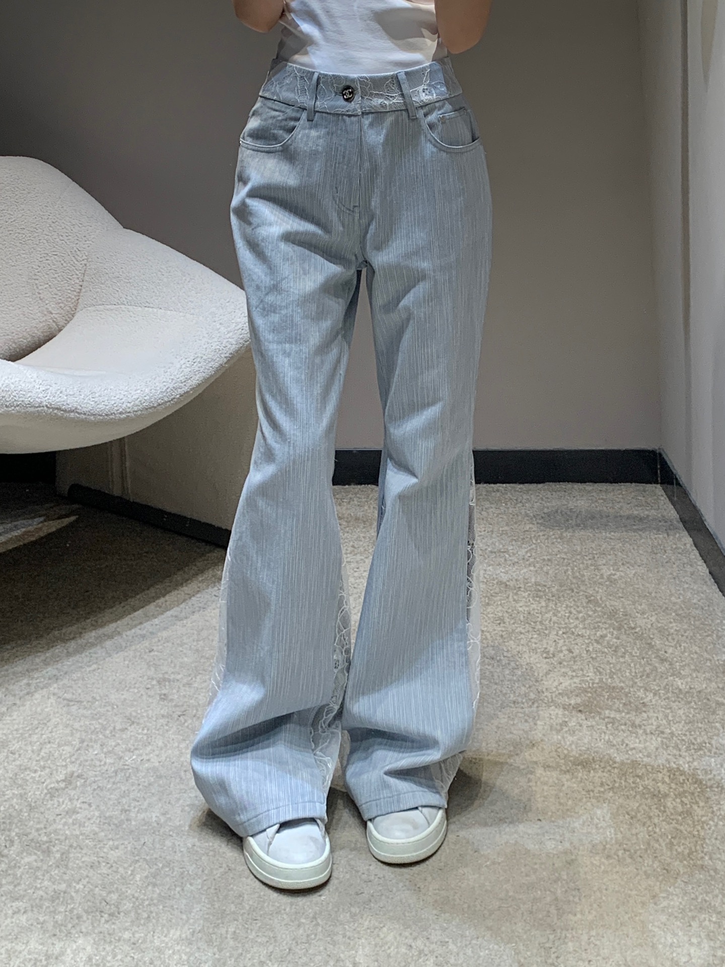 NO:329752,Crack Chane* 25SS Summer New Style Lace Stitched Micro-Roll Casual Pants | Exclusive High-Performance!  You won't be able to do this pair of huge and beautiful pants!  Exclusive design with lace splicing on the side of the pants!  The style of the trousers with huge legs that show off their long legs is super nice!  The comfort is full of style, which covers the flesh and makes you look slim. It is highly inclusive and does not pick on the figure. The upper body is not bloated at all. The drooping feels very good. It is very OK when paired with various tops in daily life!  The proportion of small people to make their body look good and easy to wear!  Highly recommended!  Get it now!  S/M/L, chanel,alexander wang19860909批 Chane* 25SS夏季新款 蕾丝拼接微喇休闲裤丨独家高版出品！这条巨好看的裤子不允许你没有！裤子侧面蕾丝拼接的独家设计！别出一格 巨显腿长的微喇裤版型超级nice！舒适感满分版型遮肉又显瘦 包容性强不挑身材 上身一点都不臃肿 垂感非常好日常搭配各种上衣都很OK！让小个子也能穿出三七分身材比例总而言之就是好穿又好搭！强烈推荐！赶紧入手吧！现货发售 S/M/L,,chanel,alexander wang,Women's clothing