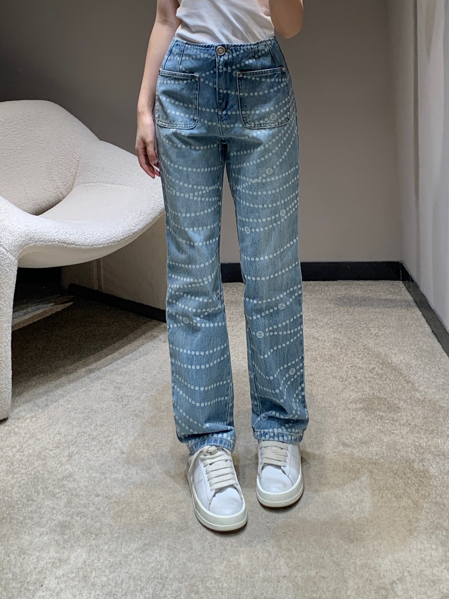 NO:329761,A new Chanel 25p spring and summer style, double pocket chain jeans | Exclusive high-end production!  The double C retro laser chain printing is unique, and then tailored, with a slightly tight fit, a waist pleated treatment, three-dimensional and stylish, which can well modify the waist and abdomen. The upper body has a very slimming effect. Whether it is a simple T-shirt or a delicate shirt, it can create a fashionable look. If you want to stand out in early spring, these pants must be arranged to easily make you beautiful to a new level!  S/M/L, Chanel,jeans,shirts,alexander wang19860909批Chanel 25p春夏新款 双口袋链条牛仔裤丨独家高版出品！双 C 复古激光链条印花别具一格,再到剪裁设计,微紧身的版型,腰部收褶处理,立体有型,很好的修饰腰腹部.上身极具显瘦效果,无论是简约 T 恤还是精致衬衫,都能打造出时尚造型.想在早春脱颖而出,这条裤子必须安排,轻松让你美出新高度！现货发售 S/M/L,,chanel,jeans,shirts,alexander wang,Women's clothing