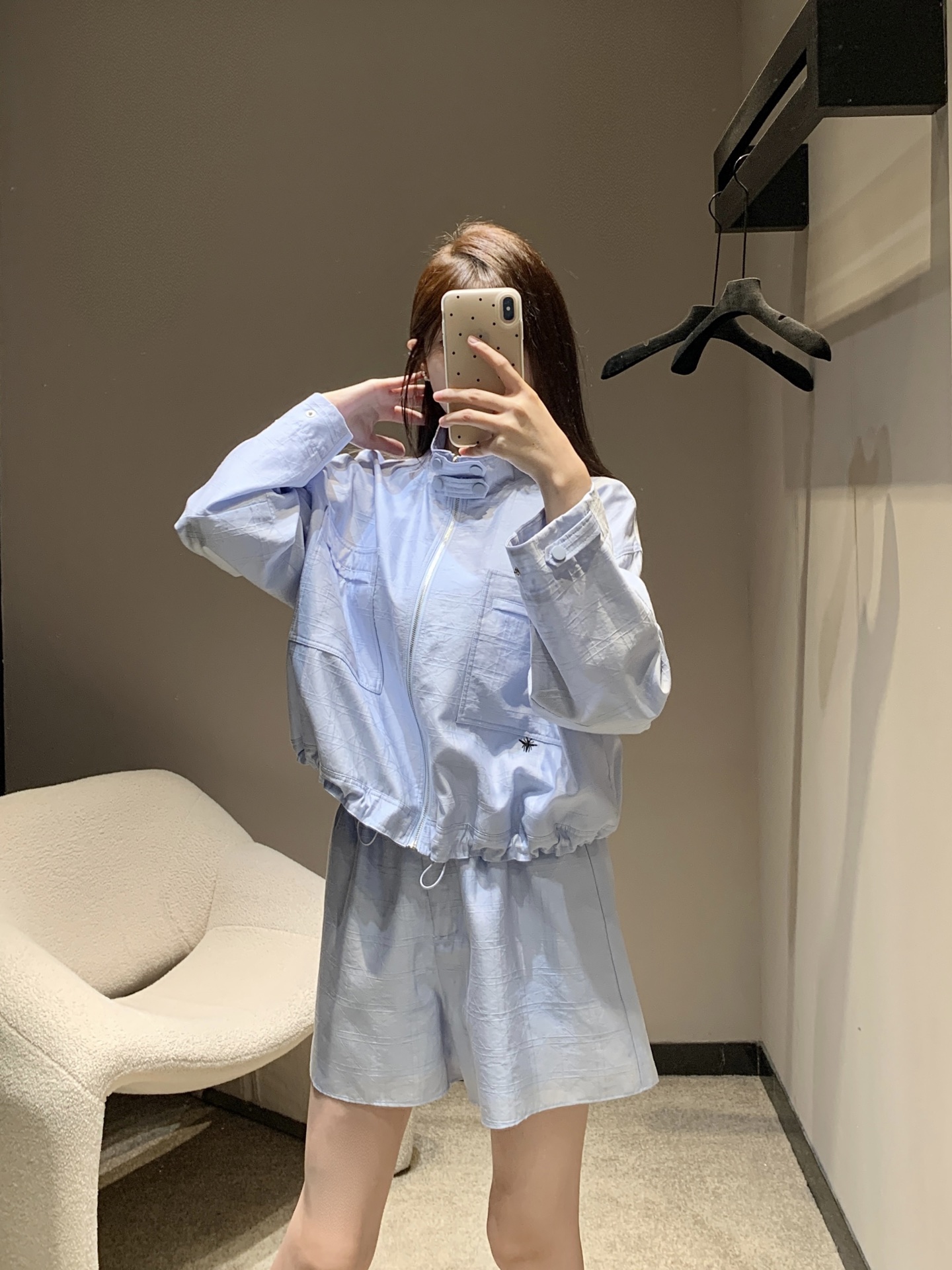 NO:329765,Dio* 25SS Summer New Style Bee Embroidered Zipper Jacket Shorts Set | Exclusive High-edition Production!  The youthful and energetic colors are simply perfect, and the upper body is very stylish and age-reducing!  And it is full of high-end feeling ~ Customized sunscreen fabric is light and breathable, and it is comfortable ~ The elastic waist design of the shorts is simple and elegant!  The upper body style is fashionable and comfortable, and has a unique personality!  Sporty and fashionable, with its own filter, fried chicken looks white, simple, atmospheric and versatile custom fabric texture is super good and full of high-end feel, loose and comfortable style, especially easy to wear~ Jimei, must be arranged!  S/M/L,,dior,shorts,jackets & coats,alexander wang19860909批Dio* 25SS夏季新款 蜜蜂刺绣拉链外套短裤套装丨独家高版出品！青春活力的颜色简直完美,一套上身非常衬气色又减龄！而且高级感十足～定制的防晒面料 轻薄透气 舒适感满分～短裤松紧腰头设计简约大气质感满满！上身版型时尚又舒适 个性独特！运动又时髦 自带滤镜,炒鸡显白 简约大气百搭定制面料质感超好充满高级感 宽松舒适的版型 特别好穿～集美们 必须安排上 ！现货发售S/M/Ｌ,,dior,shorts,jackets & coats,alexander wang,Women's clothing