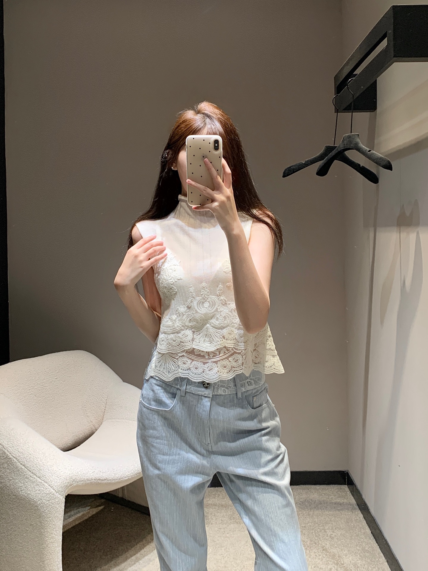 NO:329583,E*s 25Ss spring and summer new style silk spliced ​​knitted vest top | Exclusive yb development!  High-end production!  The exquisite lace splicing is elegantly decorated, adding French style to the soft style. The lace splicing design at the hem adds a bit of feminine delicacy and romance to the simple cardigan. It highlights a unique taste and style. Whether it is matched with simple jeans or elegant skirts, it can be easily controlled!  S/M/L, skirts, jeans, alexander wang19860909E*s 25Ss春夏新款 丝拼接针织背心上衣丨独家yb开发！高版出品！精致的蕾丝拼接优雅装饰,增添法式柔美风情.下摆处的蕾丝拼接设计,为简约的开衫增添了几分女性特有的细腻与浪漫.彰显出独特的品味与格调,无论是搭配简约的牛仔裤、优雅的半身裙,都能轻松驾驭！现货发售S/M/L,,skirts,jeans,alexander wang,Women's clothing