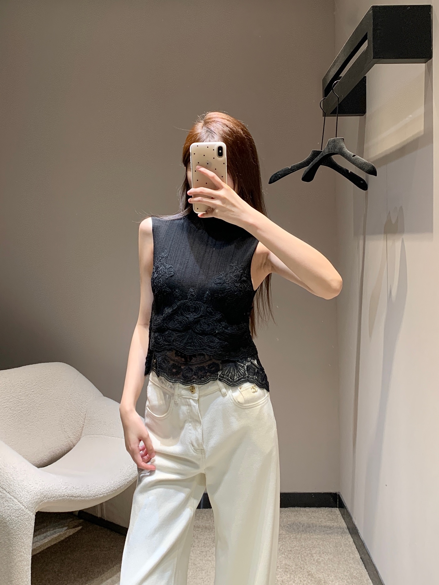 NO:329579,E*s 25Ss spring and summer new style silk spliced ​​knitted vest top | Exclusive yb development!  High-end production!  The exquisite lace splicing is elegantly decorated, adding French style to the soft style. The lace splicing design at the hem adds a bit of feminine delicacy and romance to the simple cardigan. It highlights a unique taste and style. Whether it is matched with simple jeans or elegant skirts, it can be easily controlled!  S/M/L, skirts, jeans, alexander wang19860909E*s 25Ss春夏新款 丝拼接针织背心上衣丨独家yb开发！高版出品！精致的蕾丝拼接优雅装饰,增添法式柔美风情.下摆处的蕾丝拼接设计,为简约的开衫增添了几分女性特有的细腻与浪漫.彰显出独特的品味与格调,无论是搭配简约的牛仔裤、优雅的半身裙,都能轻松驾驭！现货发售S/M/L,,skirts,jeans,alexander wang,Women's clothing