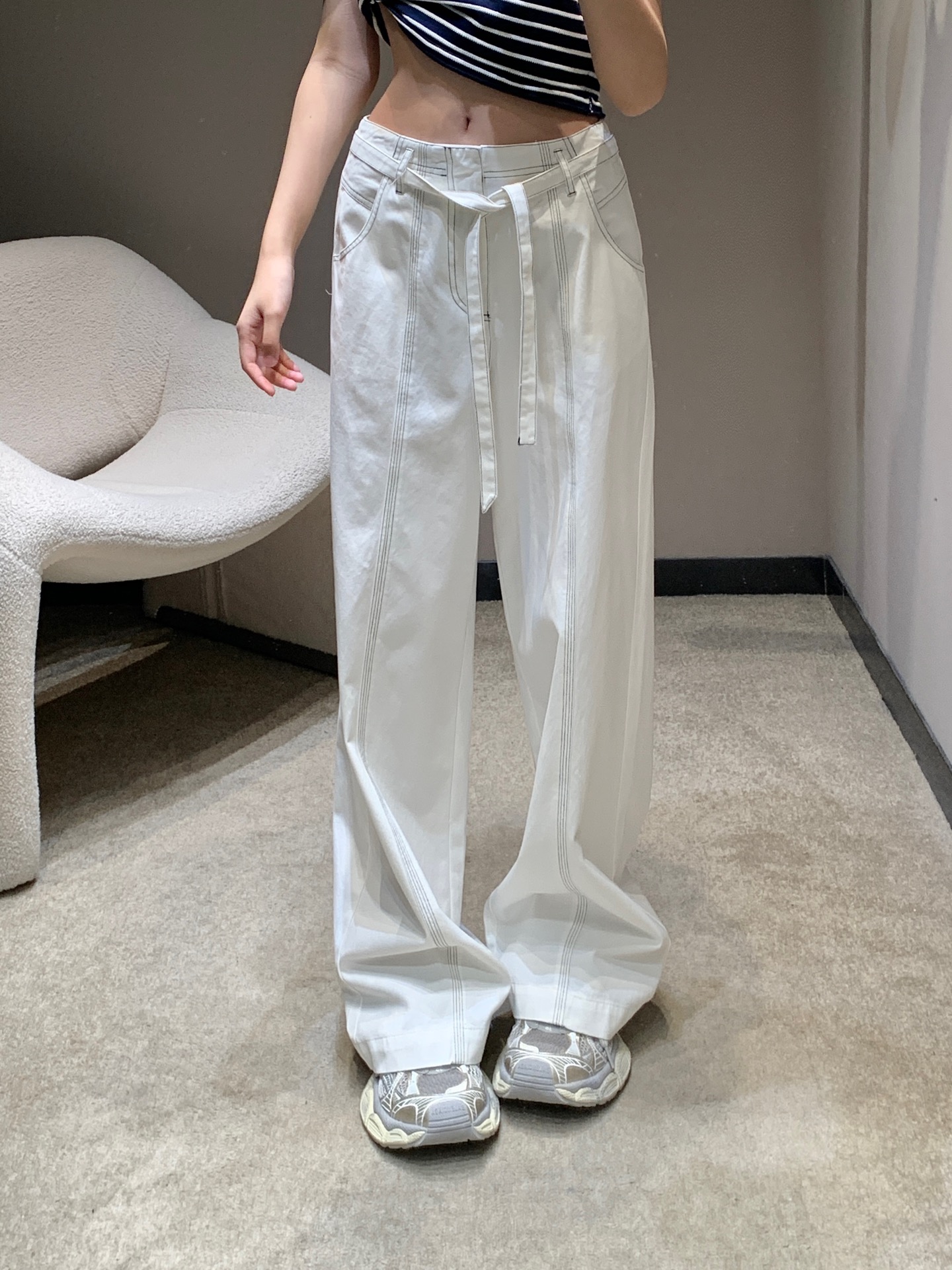 NO:329598,Loew* 25Ss spring and summer new style, bright line design pocket embroidered lace-up denim trousers丨Exclusive high-end production!  The texture of the pants is really great. The loose wide-leg style saves the beautiful leg shape. It makes you look thin and straight. The lines lift the arms and thighs. The visual stretching of the body proportion is a complete visual slimming method. The full sense of fashion is highly recommended. Good products are good at hand speed!  S/M/L, loewe, alexander wang19860909Loew* 25Ss春夏新款 明线设计口袋刺绣系带牛仔长裤丨独家高版出品！裤型质感真的绝了宽松阔腿版型拯救不丸美腿型 显瘦显腿直 线条提臂修胯 视觉上拉伸身材比例简直就是妥妥的视觉显瘦大法满满的时髦感强烈推荐好货拼手速啦！现货发售 S/M/L,,loewe,alexander wang,Women's clothing